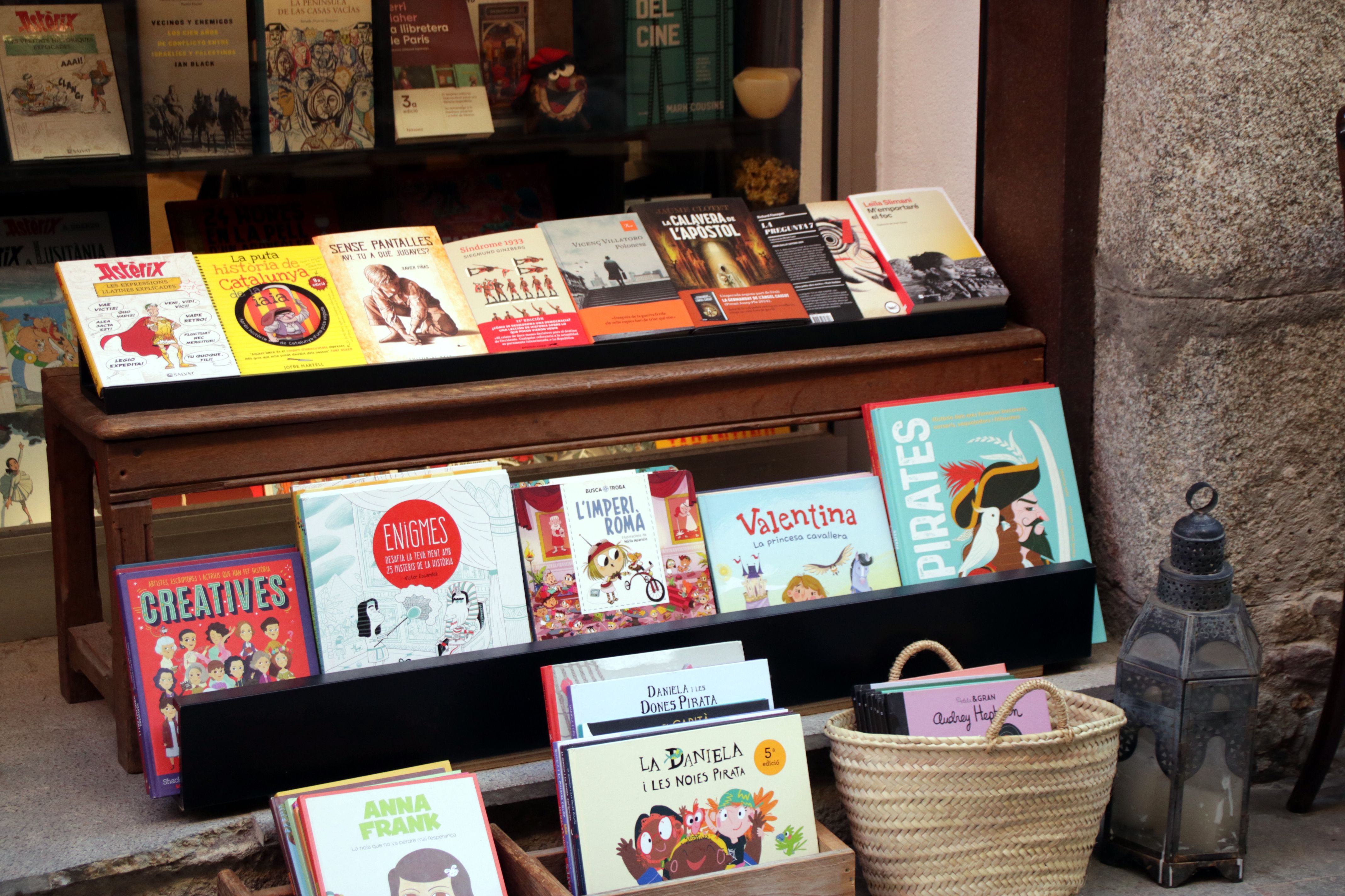 Llibres exposats a l'exterior d'una llibreria | Berta Artigas (ACN)