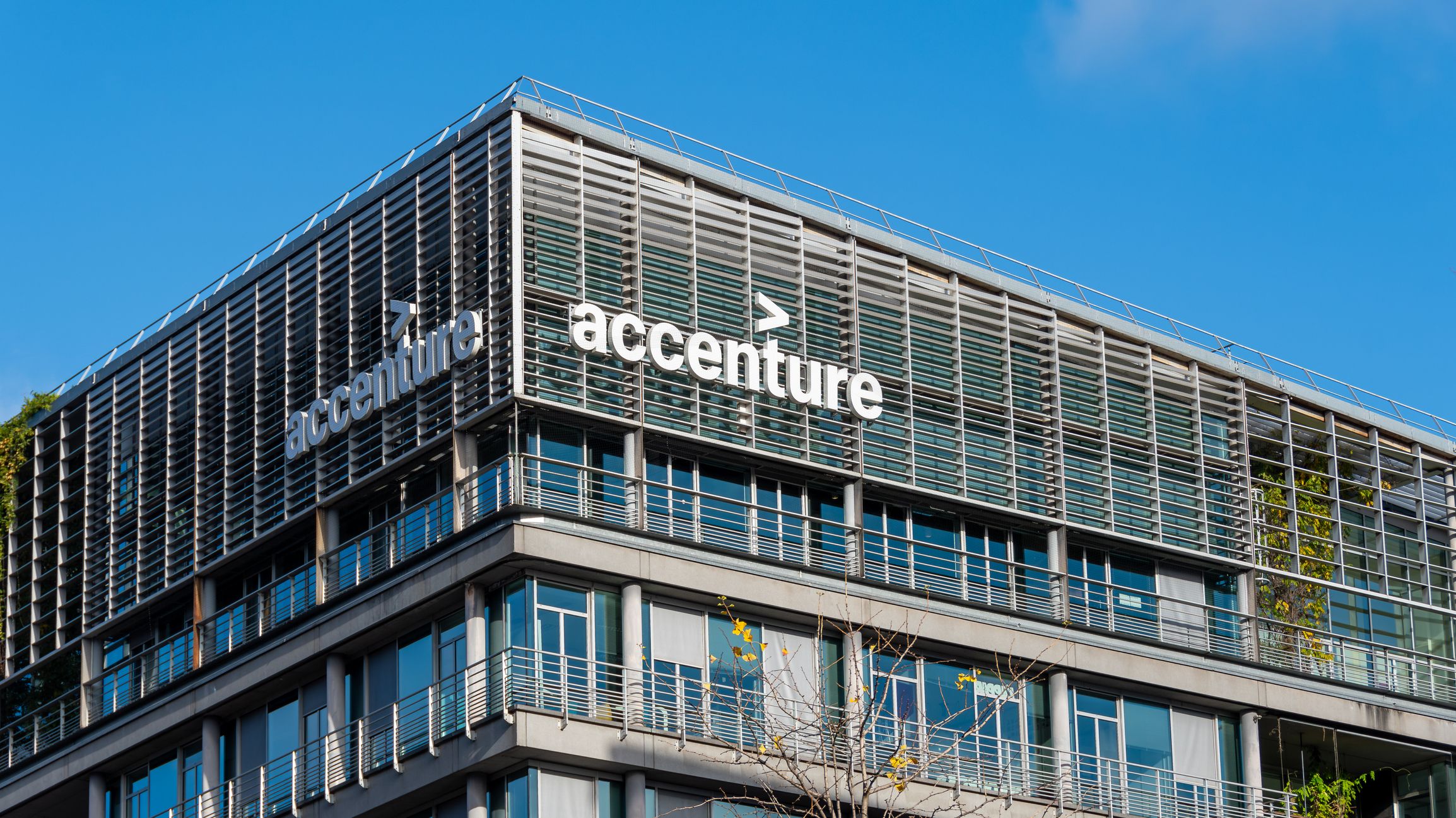 Fachada de una sede de Accenture | iStock
