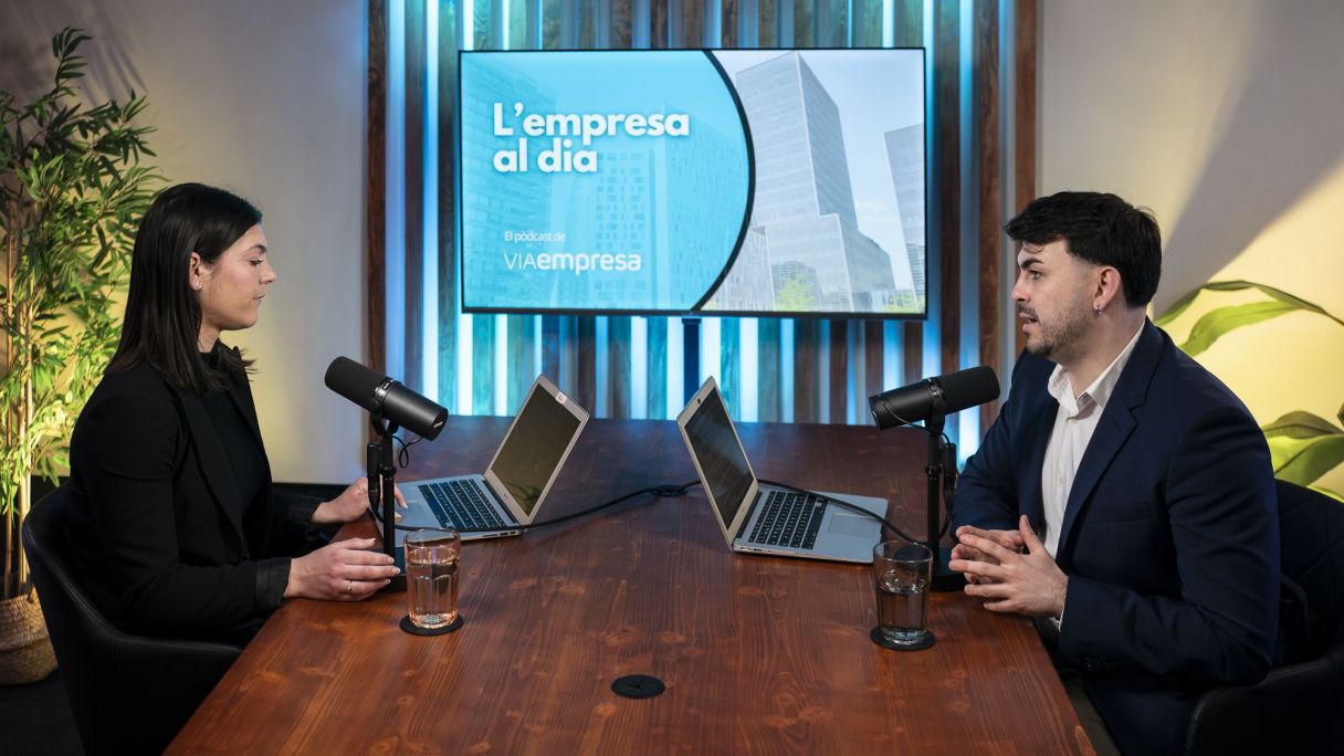 Ana M. González y Carlos Rojas durante la grabación del séptimo episodio de 'La empresa al día' | Mireia Comas Ana M. González y Carlos Rojas durante la grabación del séptimo episodio de 'La empresa al día' | Mireia Comas