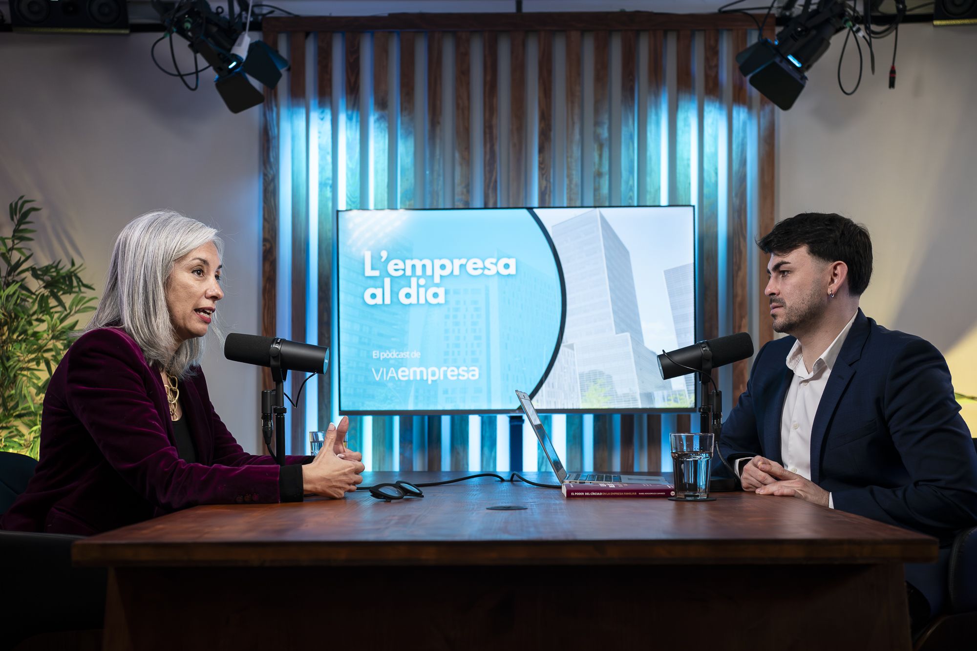 Isabel Nogueroles y Carlos Rojas conversan durante la entrevista a la consejera en liderazgo y empresa familiar en 'La empresa al día' | Mireia Comas Isabel Nogueroles y Carlos Rojas conversan durante la entrevista a la consejera en liderazgo y empresa familiar en 'La empresa al día' | Mireia Comas