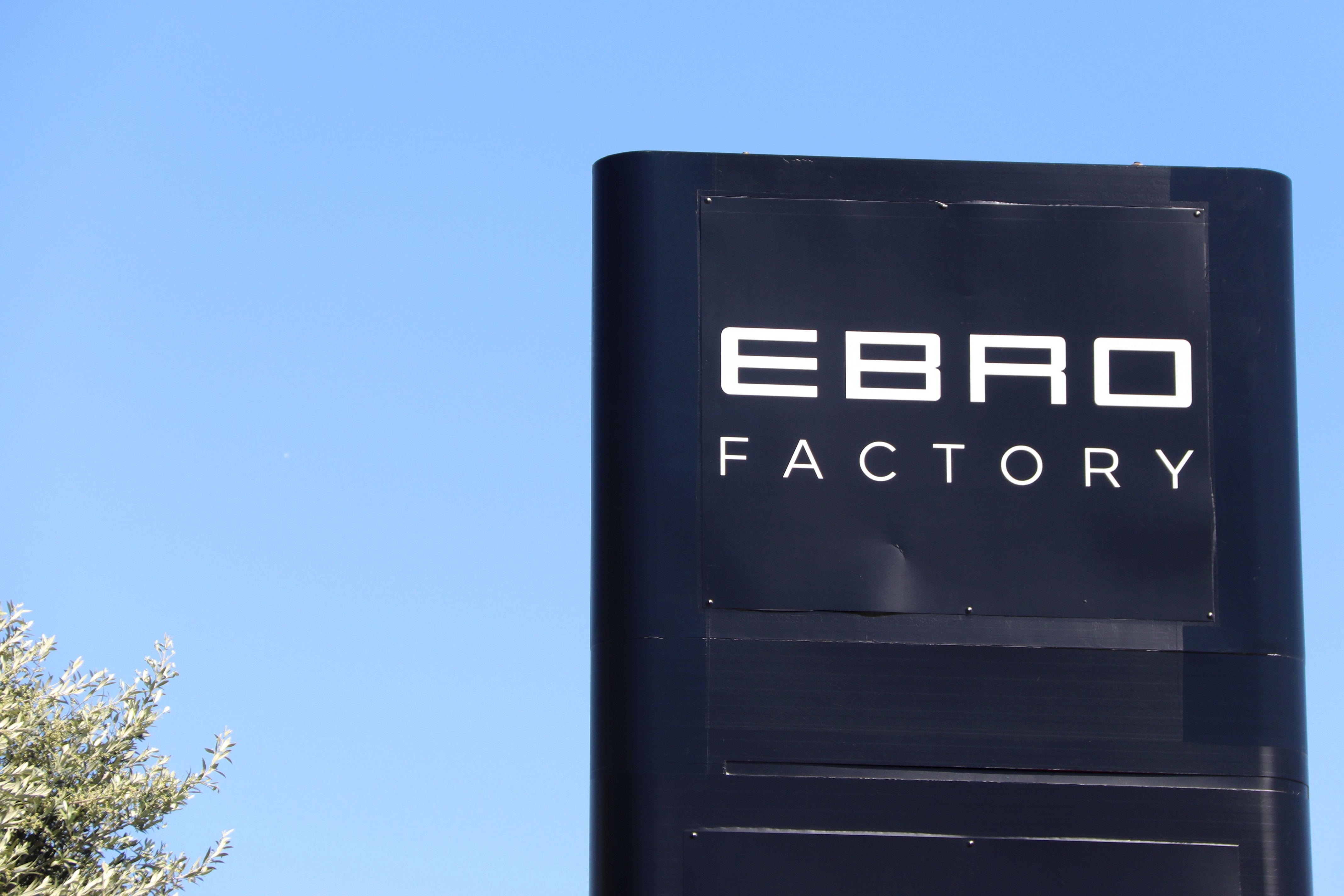Logotipo de Ebro Factory en el exterior de las instalaciones de la Zona Franca |  Maria Asmarat (ACN)