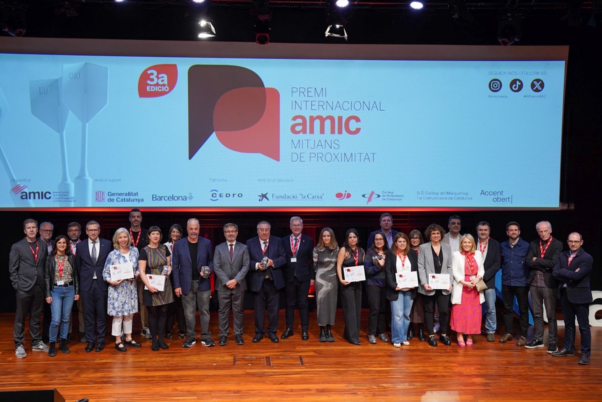 Foto de família durant l'acte, amb els guardonats a la gala | AMIC