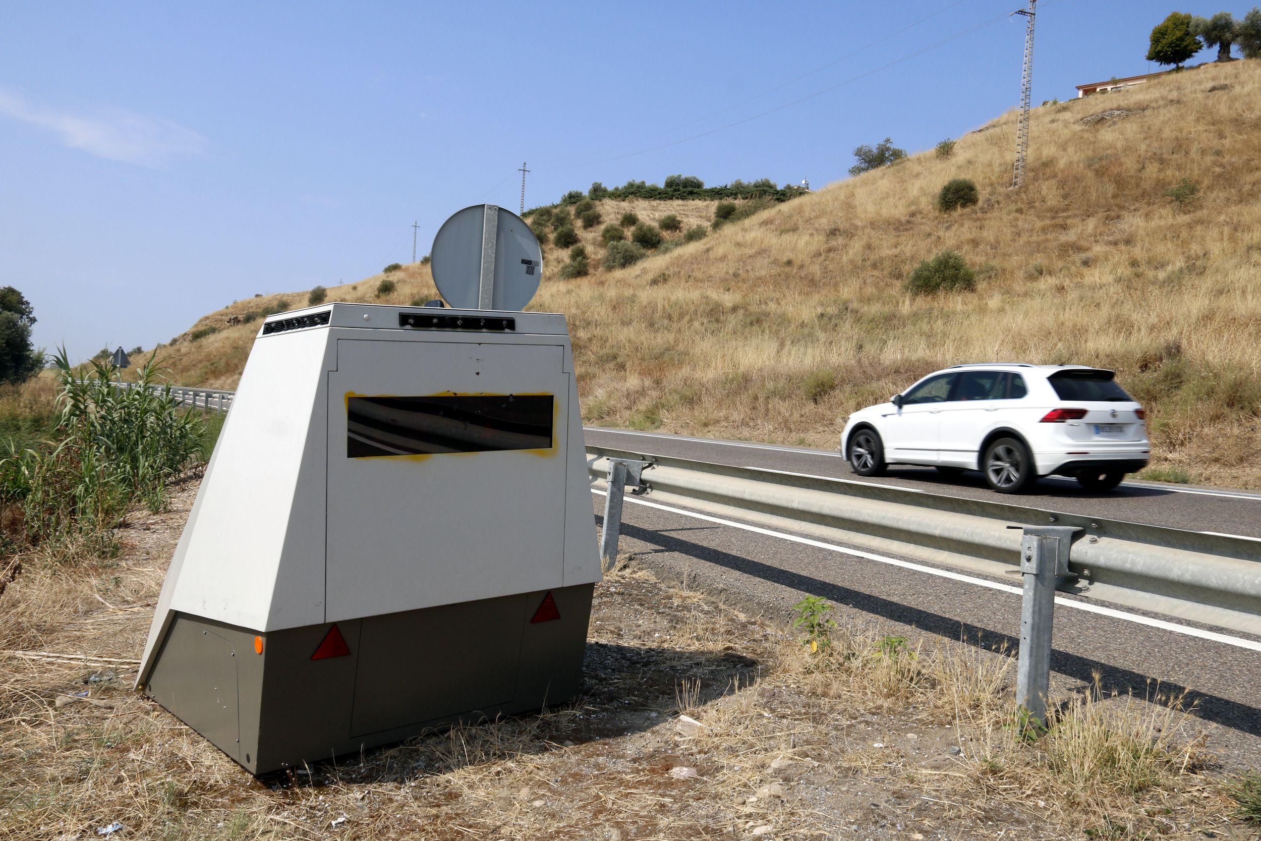 Carro radar de trànsit a la C-12, a Balaguer | Roger Segura (ACN)