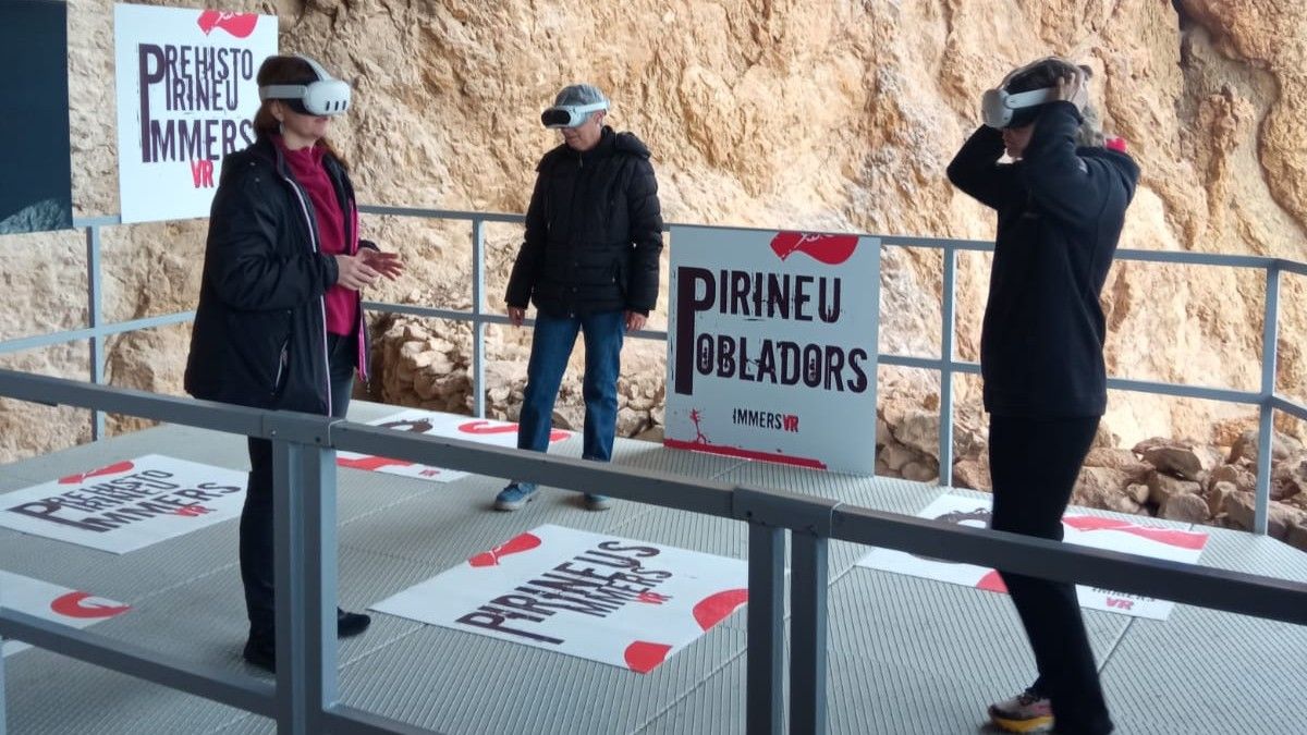 Visitants provant l'experiència de Prehistopirineus al jaciment de la Roca dels Bous | Cedida