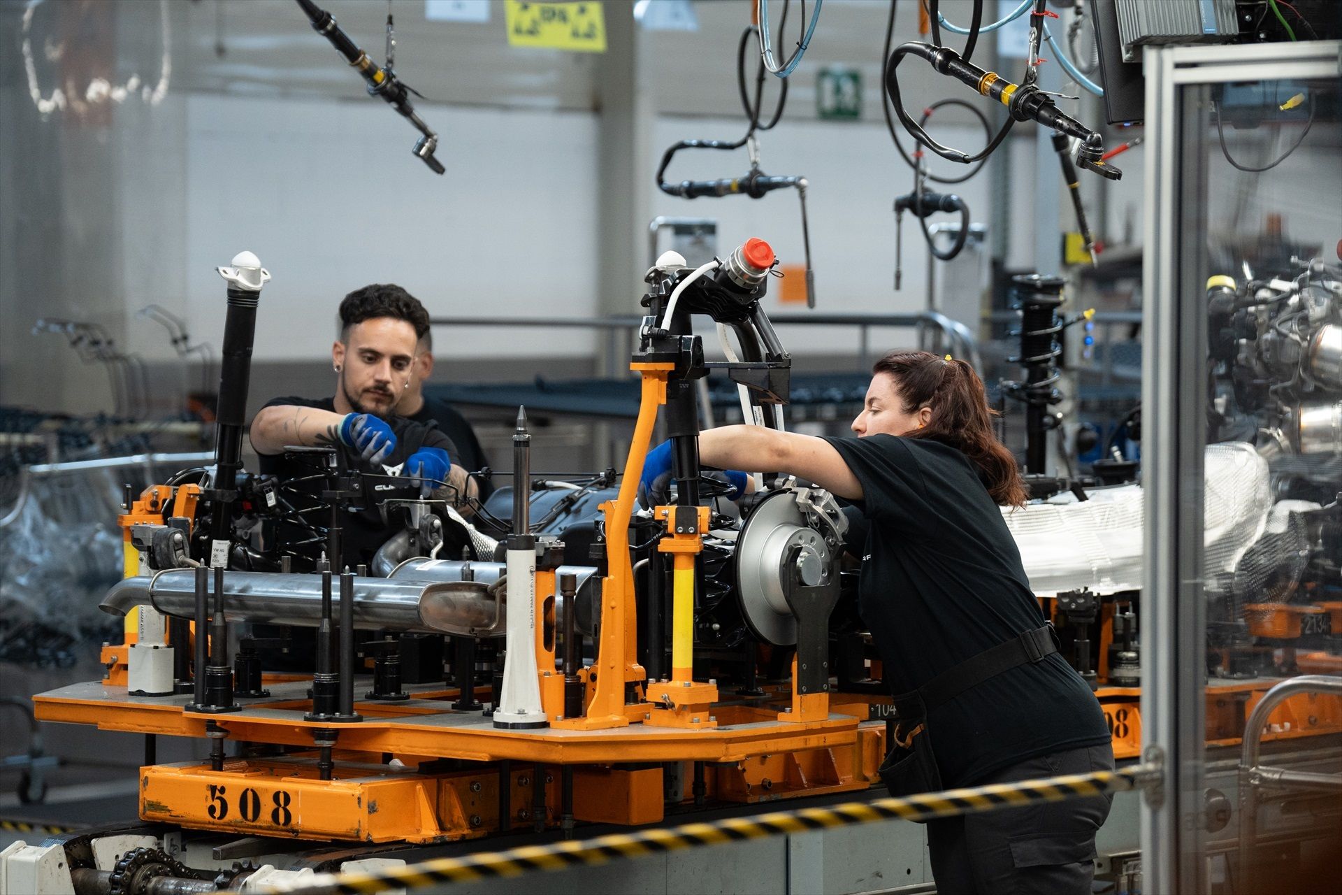 Empleats treballen a la cadena producció del nou model de Cupra Fomentor i Cupra León | David Zorrakino (Europa Press)