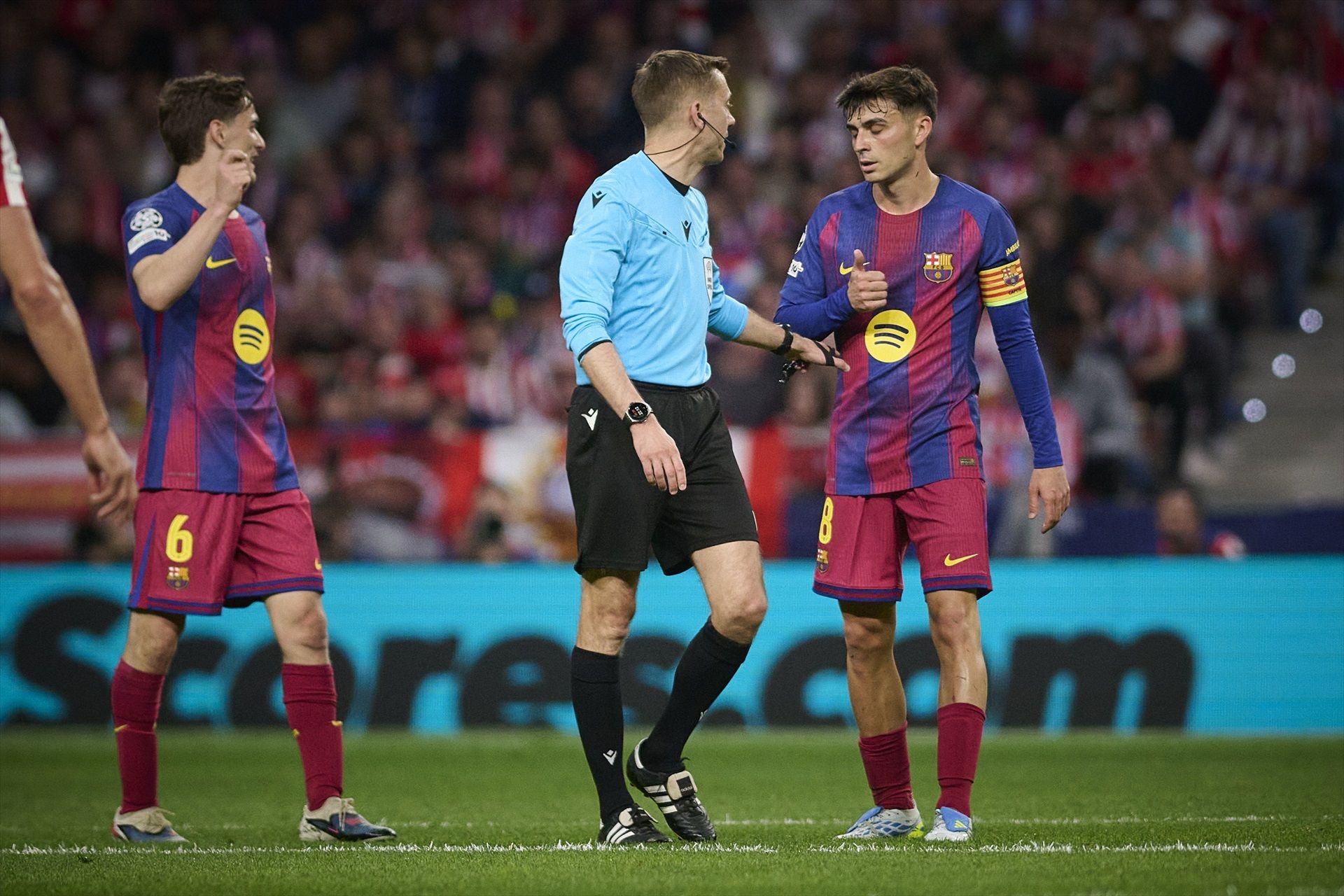 Gavi i Pedri protesten davant l'àrbitre, Clément Turpin, al partit de tornada de quarts de final de Champions League | Europa Press