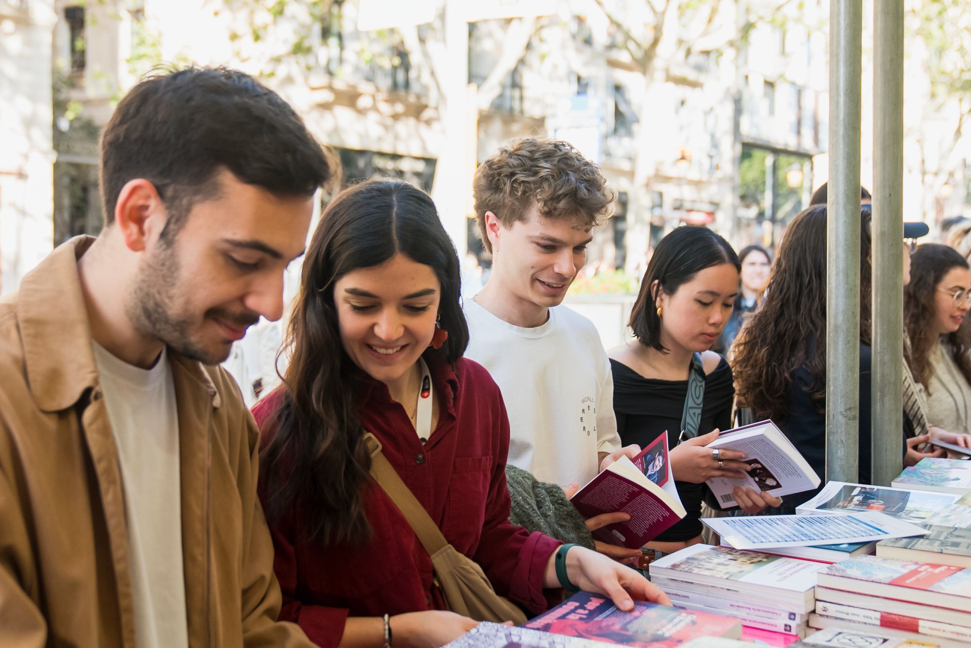  Uns joves miren llibres el dia de Sant Jordi | Elena Pastor (Imatges Barcelona)