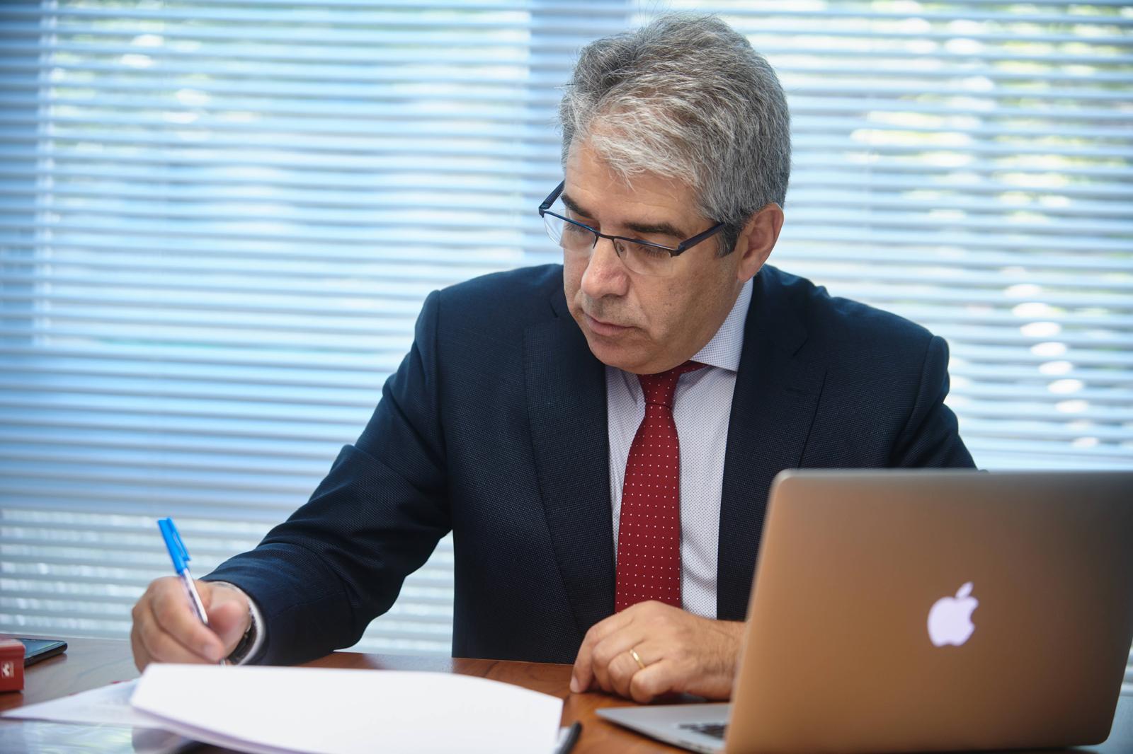L'exconseller Francesc Homs treballa al seu despatx | Cedida