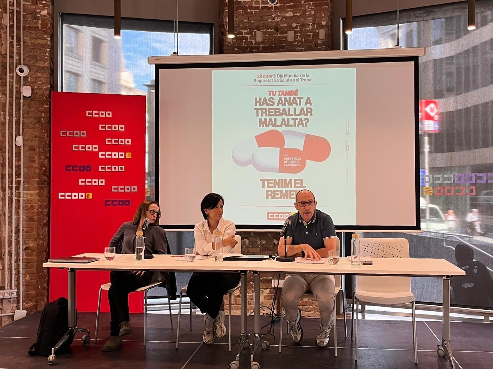 La secretaria general de CCOO, Belén López (centro), este lunes en rueda de prensa en Barcelona para presentar el informe anual de salud laboral 2025 del sindicato | Europa Press