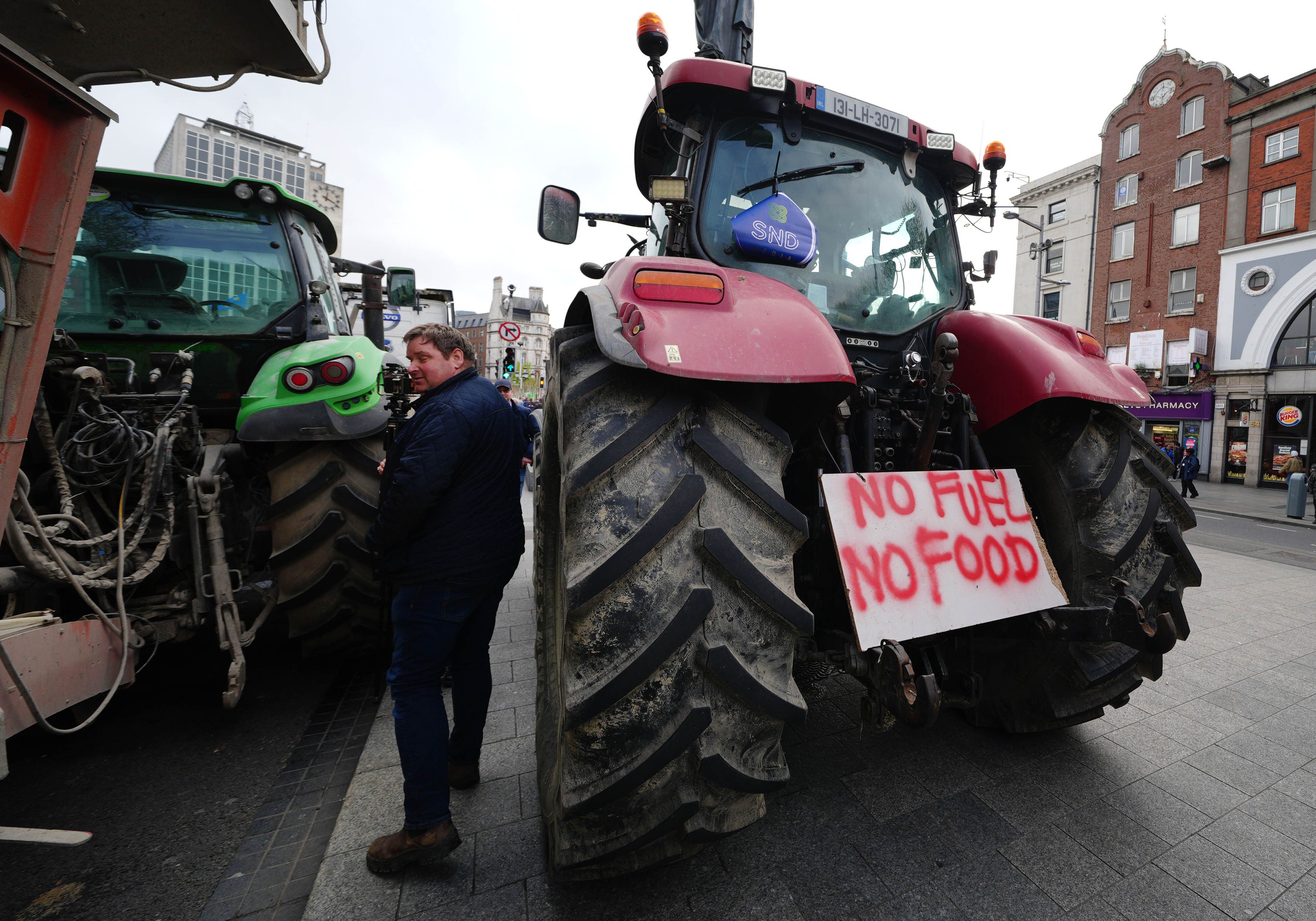 Tractors aparcats al carrer O'Connell de Dublin en la protesta per la crescuda del preu del dièsel | Brian Lawless (PA Wire, via Europa Press)