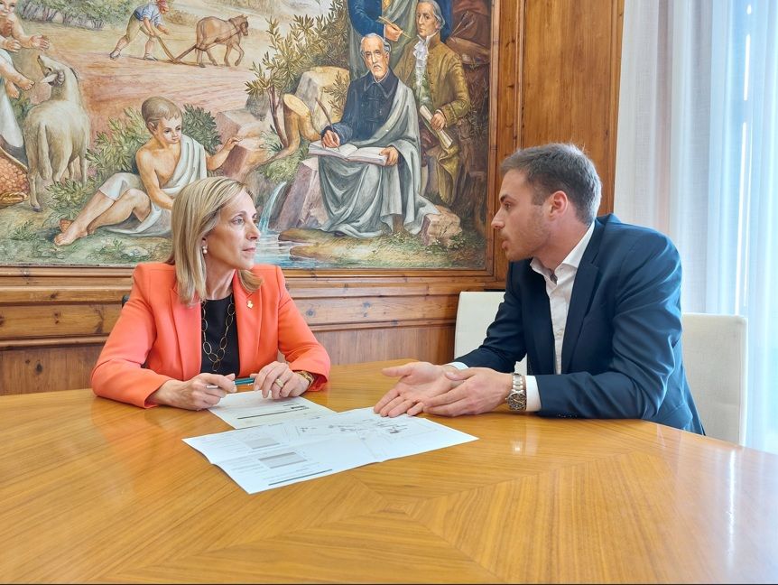 L'alcaldesa de Valls, Dolors Farré, i el representant de Raft Embalagens a Catalunya, Xavier Guinovart | Ajuntament de Valls