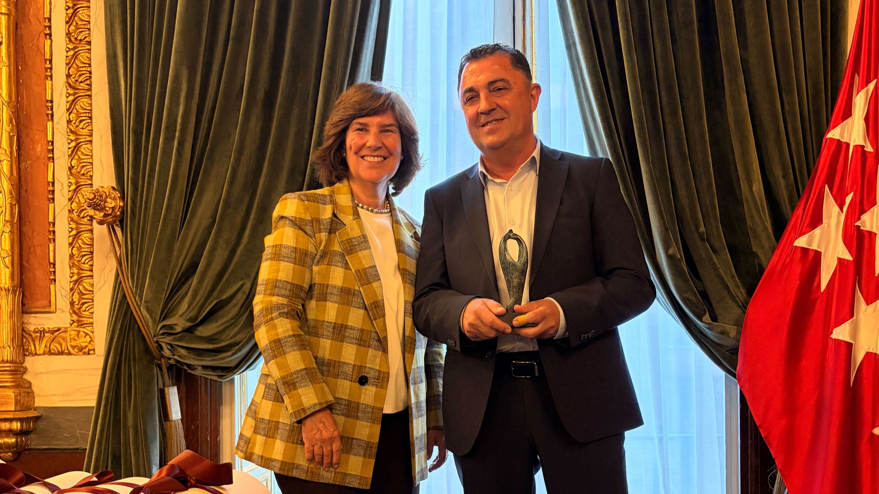 Carmen Aguilera, vicepresidenta d'AEFI, i Modesto Ibáñez, director d'operacions mèdiques a B. Braun España, en la VII Edició dels Premis AEFI | Cedida