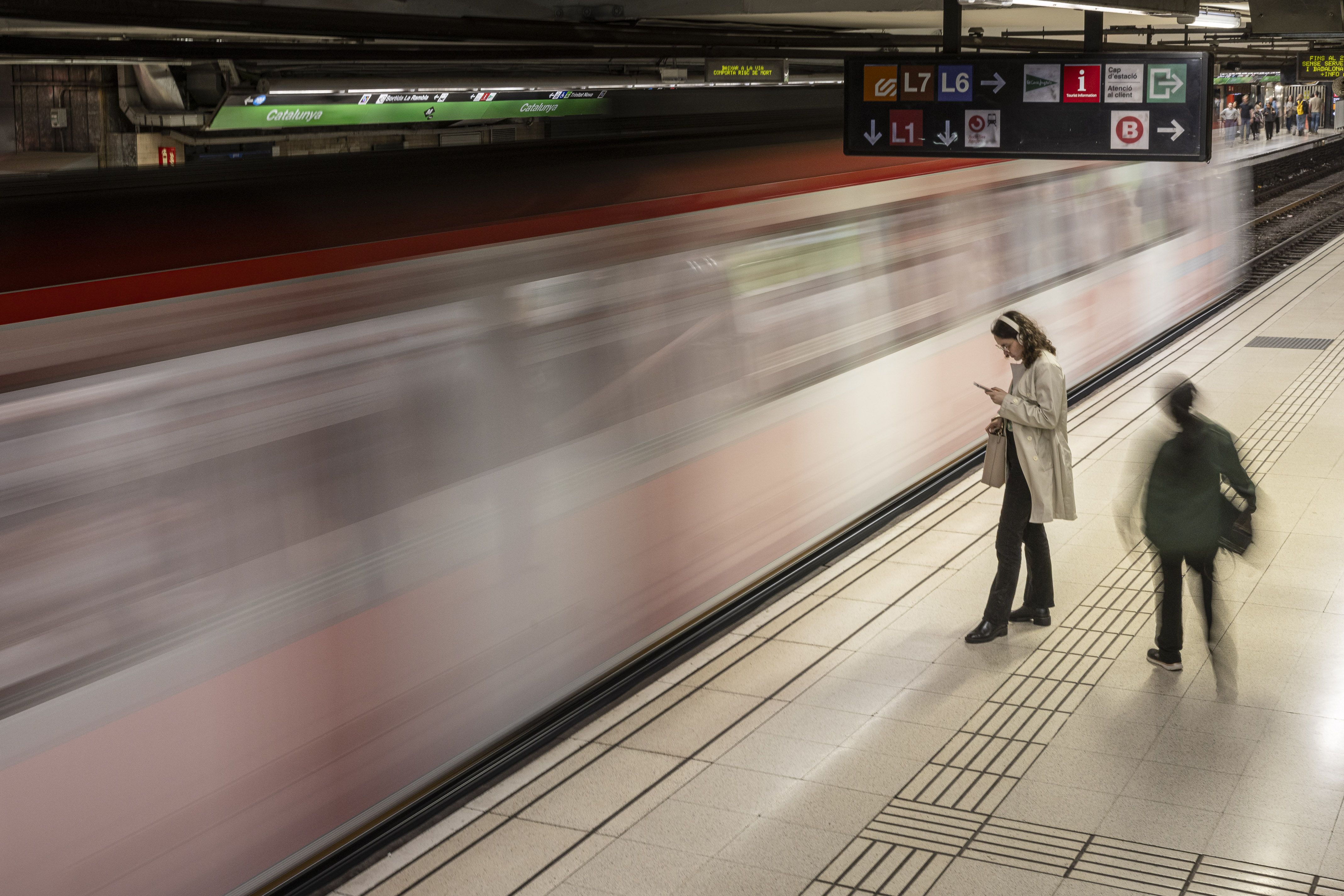 Una dona espera a l'andana del metro de Barcelona | Jordi Borràs (ACN)