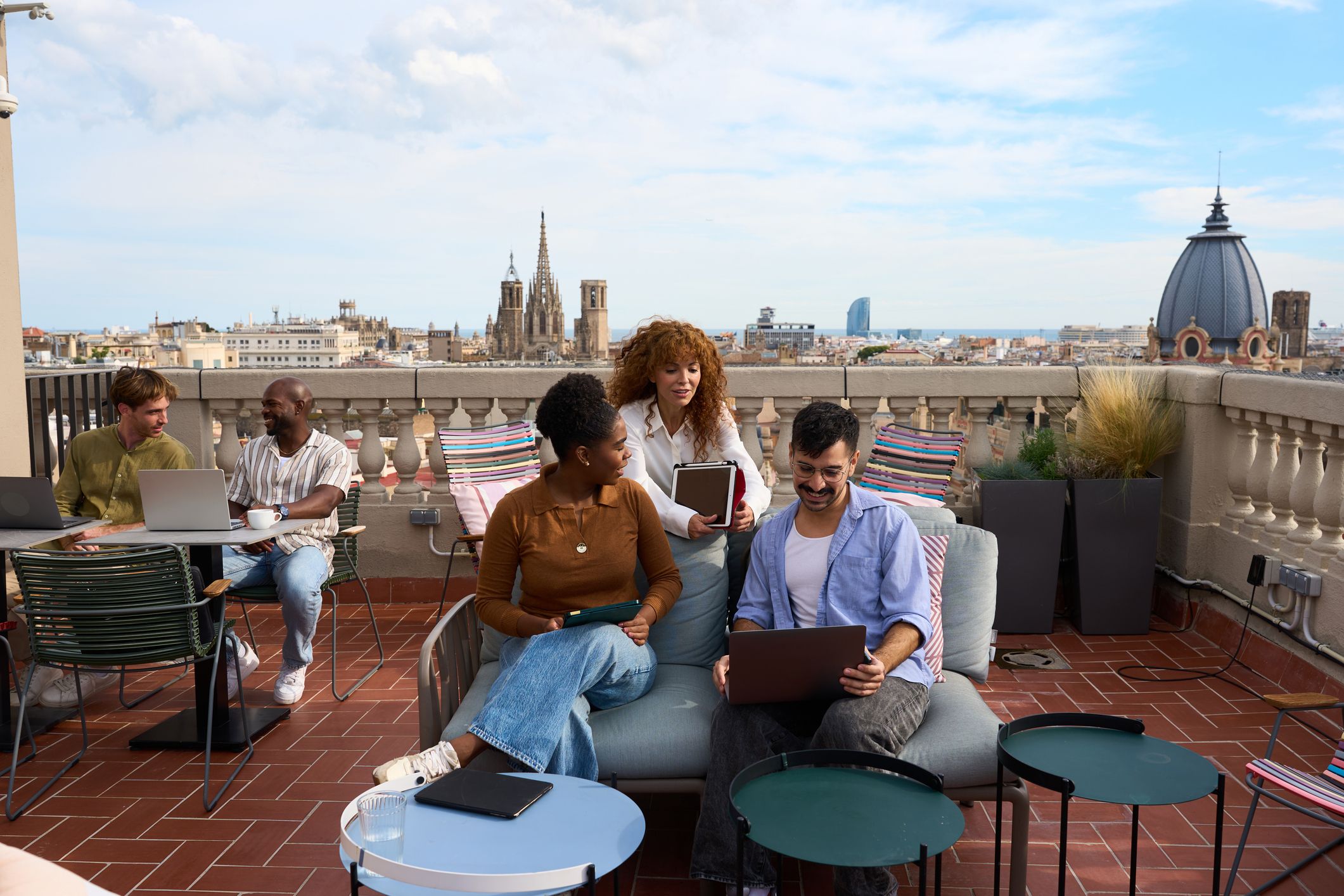 Un equipo de startups diverso colabora en la azotea de Barcelona | iStock 