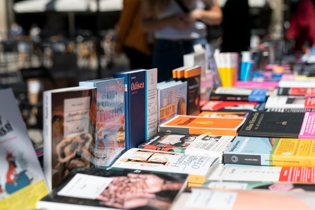 Llibres exposats al taulell d’una de les parades de la plaça Reial amb motiu de la diada de Sant Jordi | Mònica Moreno (Imatges Barcelona)