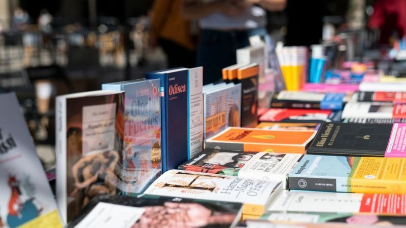 Libros expuestos en el mostrador de una de las paradas de la Plaça Reial con motivo del día de Sant Jordi | Mònica Moreno (Imatges Barcelona)