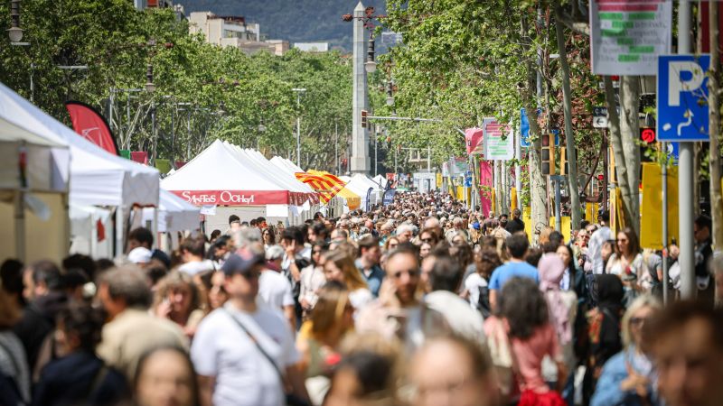 Un buen número de personas pasean por las calles de Barcelona el día de Sant Jordi | Jordi Borràs (ACN)