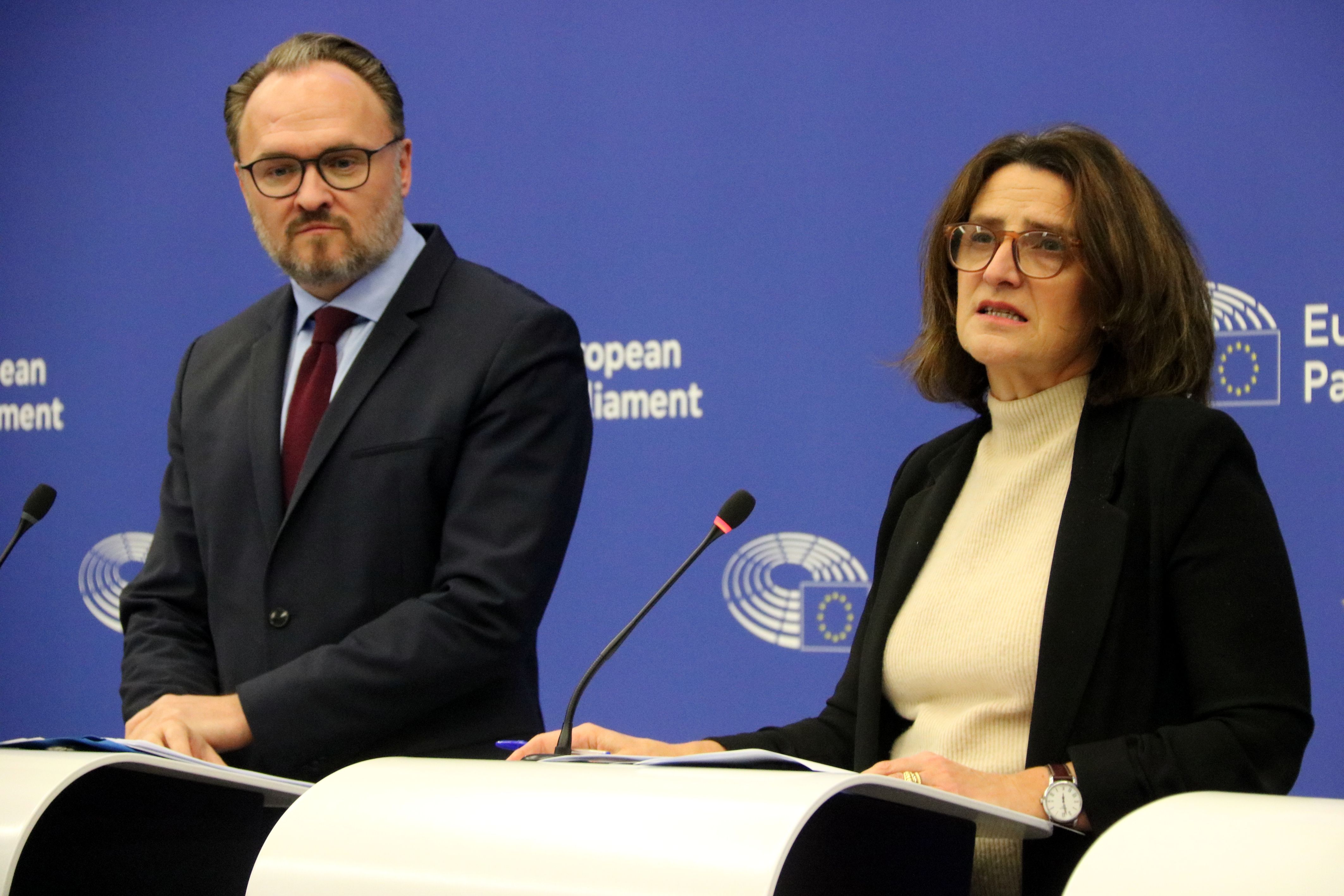 El comissari d'Energia i Habitatge, Dan Jørgensen, i la vicepresidenta de la Comissió Europea per a la Transició Justa, Neta i Competitiva, Teresa Ribera, en la presentació del Pla Europeu d'Habitatge Assequible | Marta Vidal Vilalta (ACN)