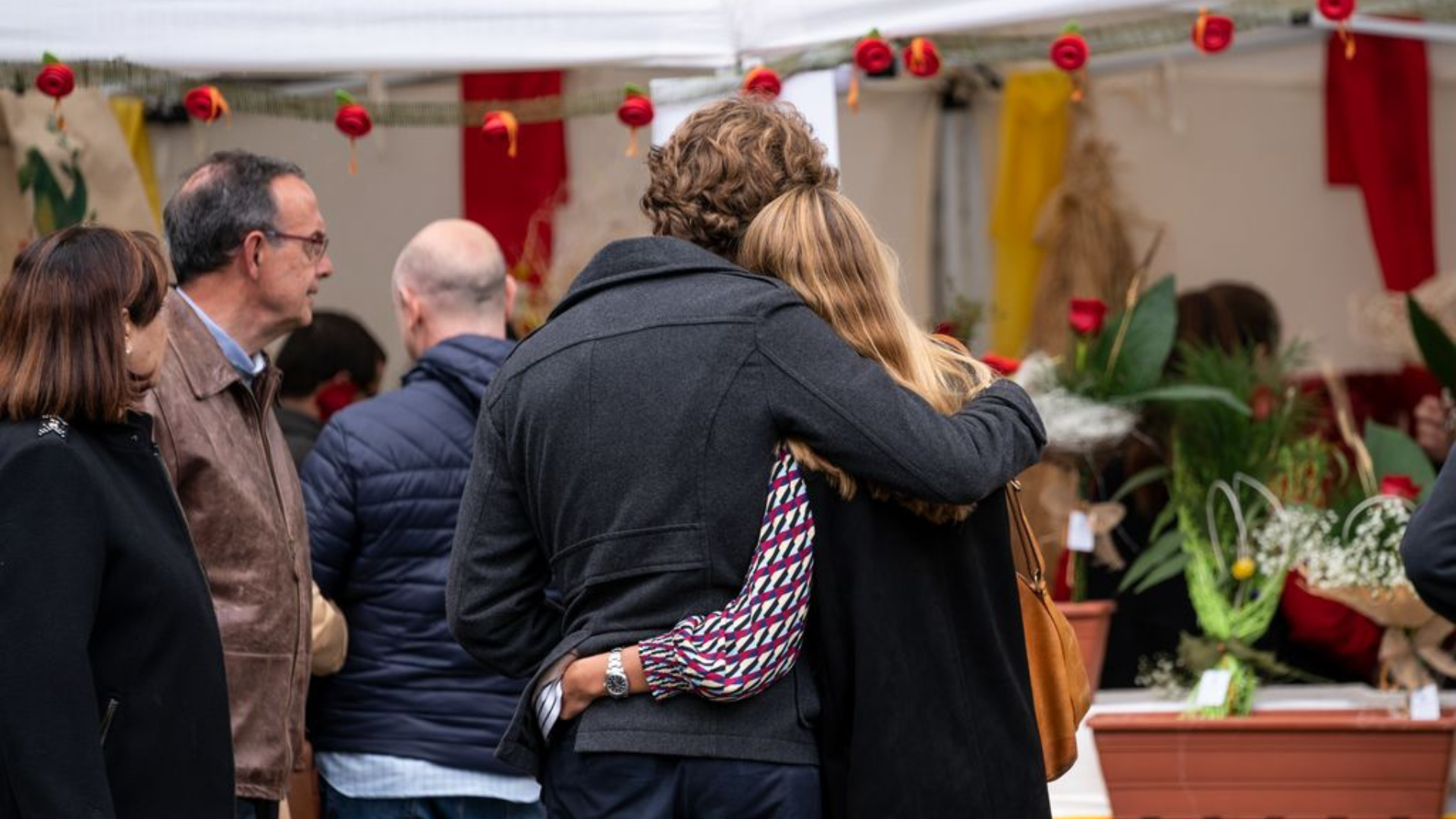 Una pareja se abraza mientras camina por la supermanzana literaria de Sant Jordi | Isaac Planella (Imatges Barcelona)
