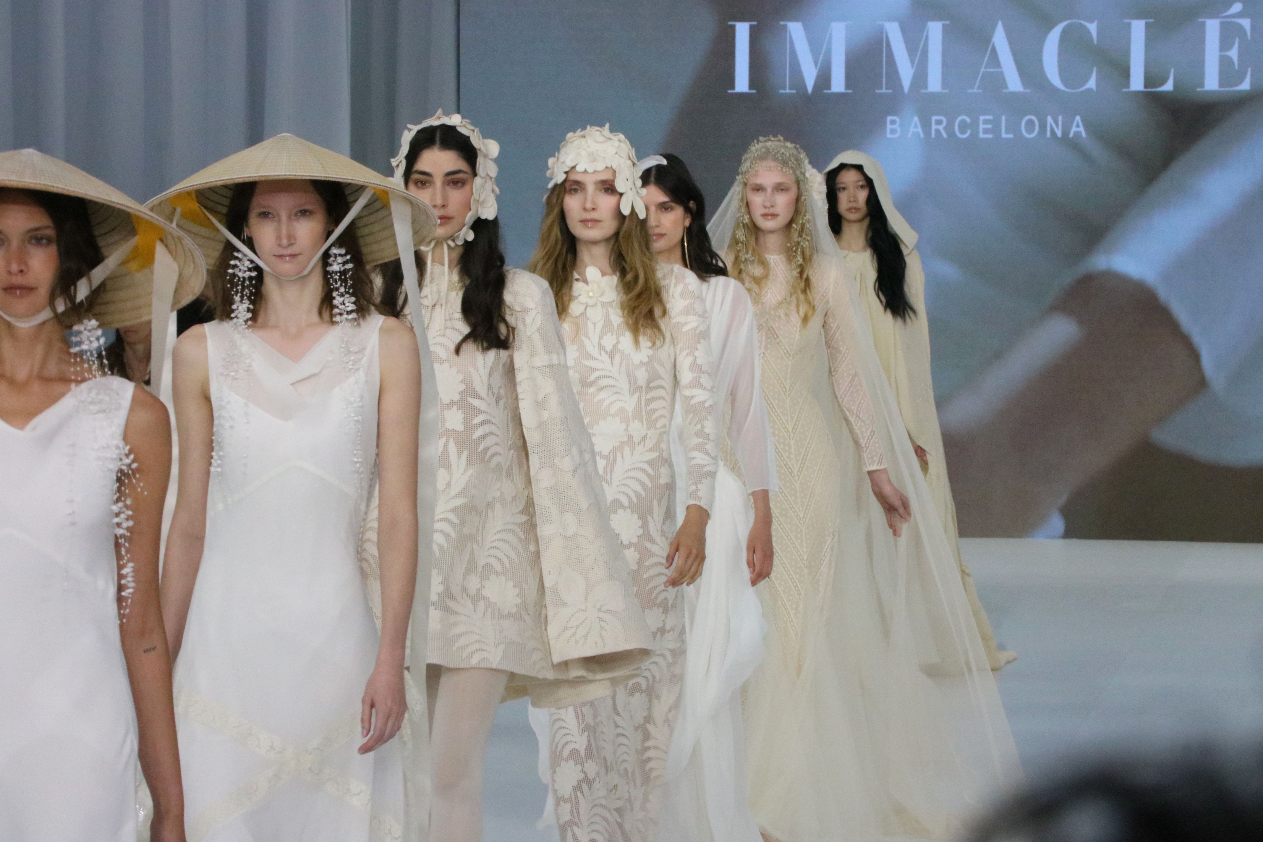 Desfilada de la firma Immaclé a la Barcelona Bridal Fashion Week | Maria Asmarat (ACN)