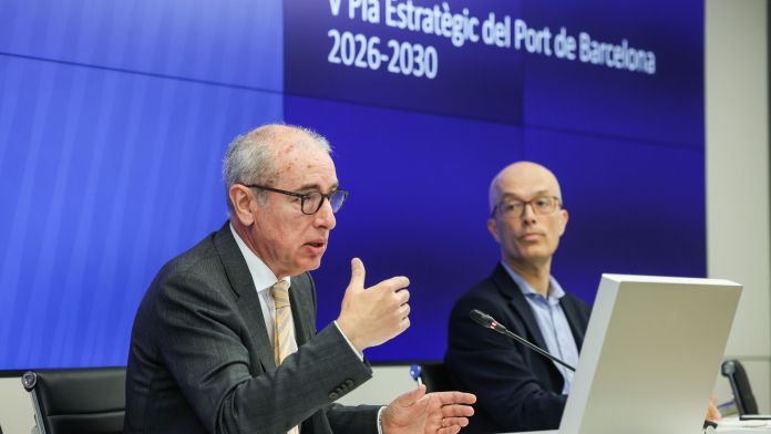El president del Port de Barcelona, José Alberto Carbonell, i el cap d'Estratègia del Port de Barcelona, Jordi Torrent, en l'acte de presentació del V Pla Estratègic