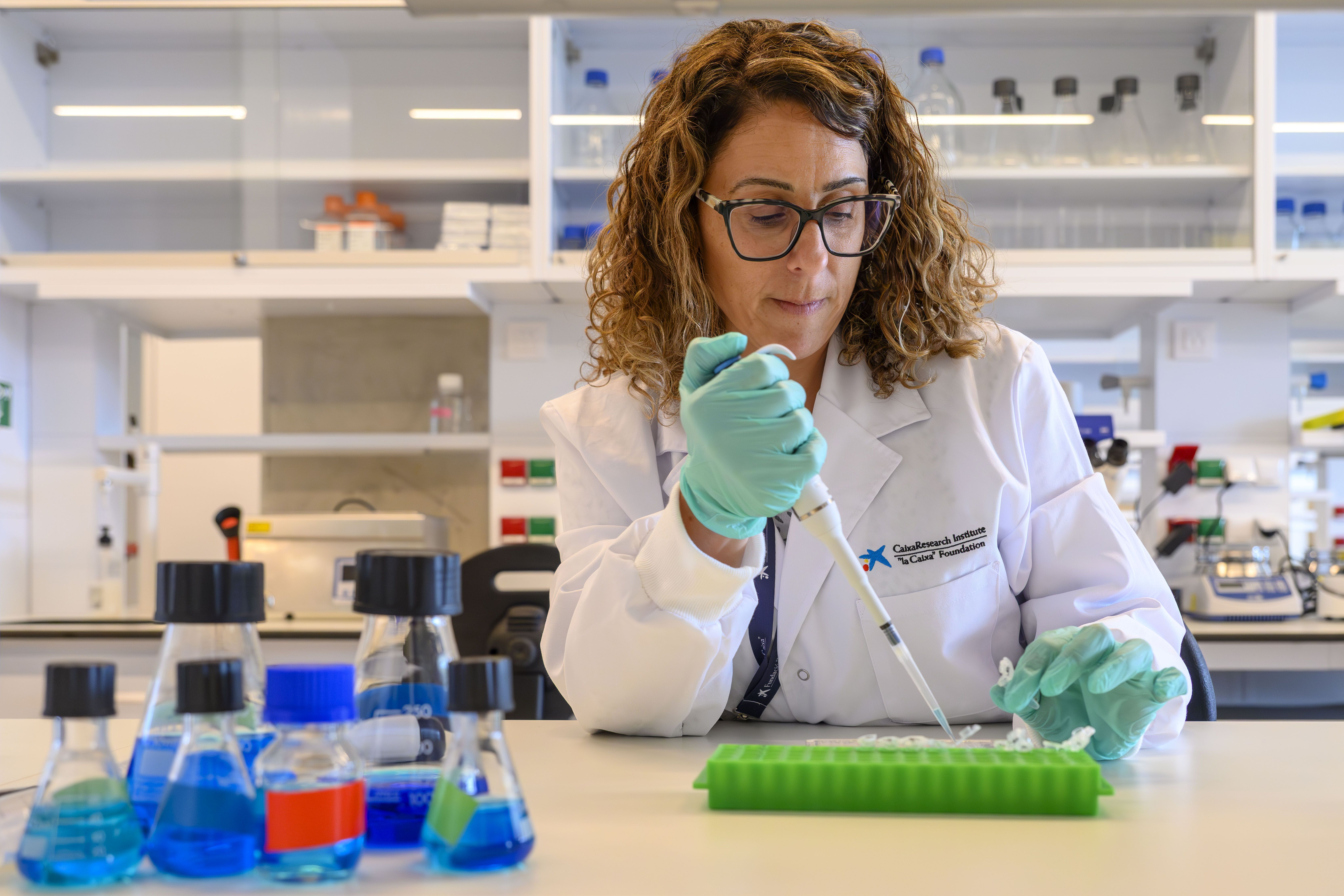 Una investigadora en un laboratori del CaixaResearch Institute | Cedida