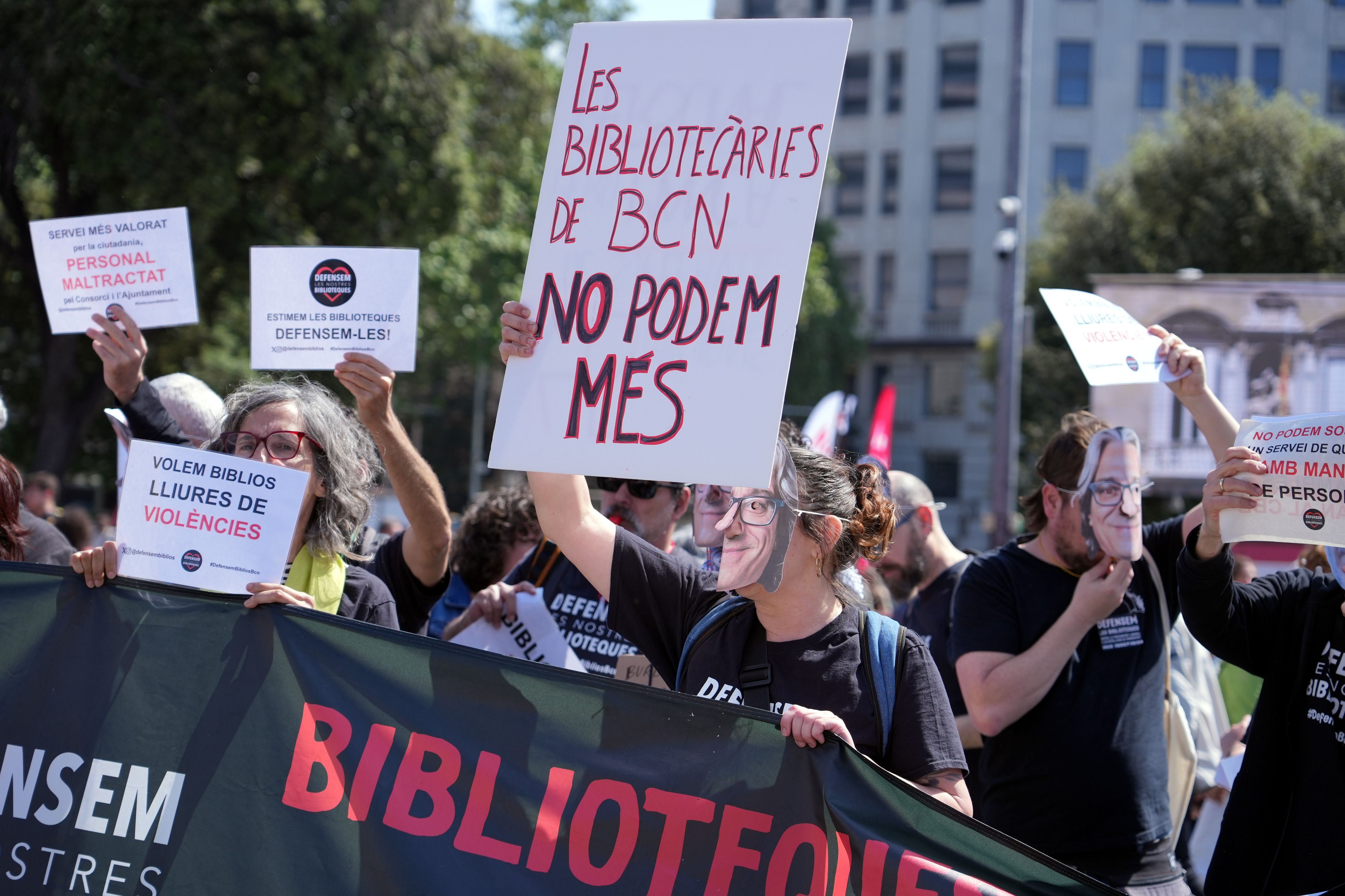 Treballadors de les biblioteques de Barcelona es manifesten per Sant Jordi a Plaça Catalunya | Pere Francesch (ACN)