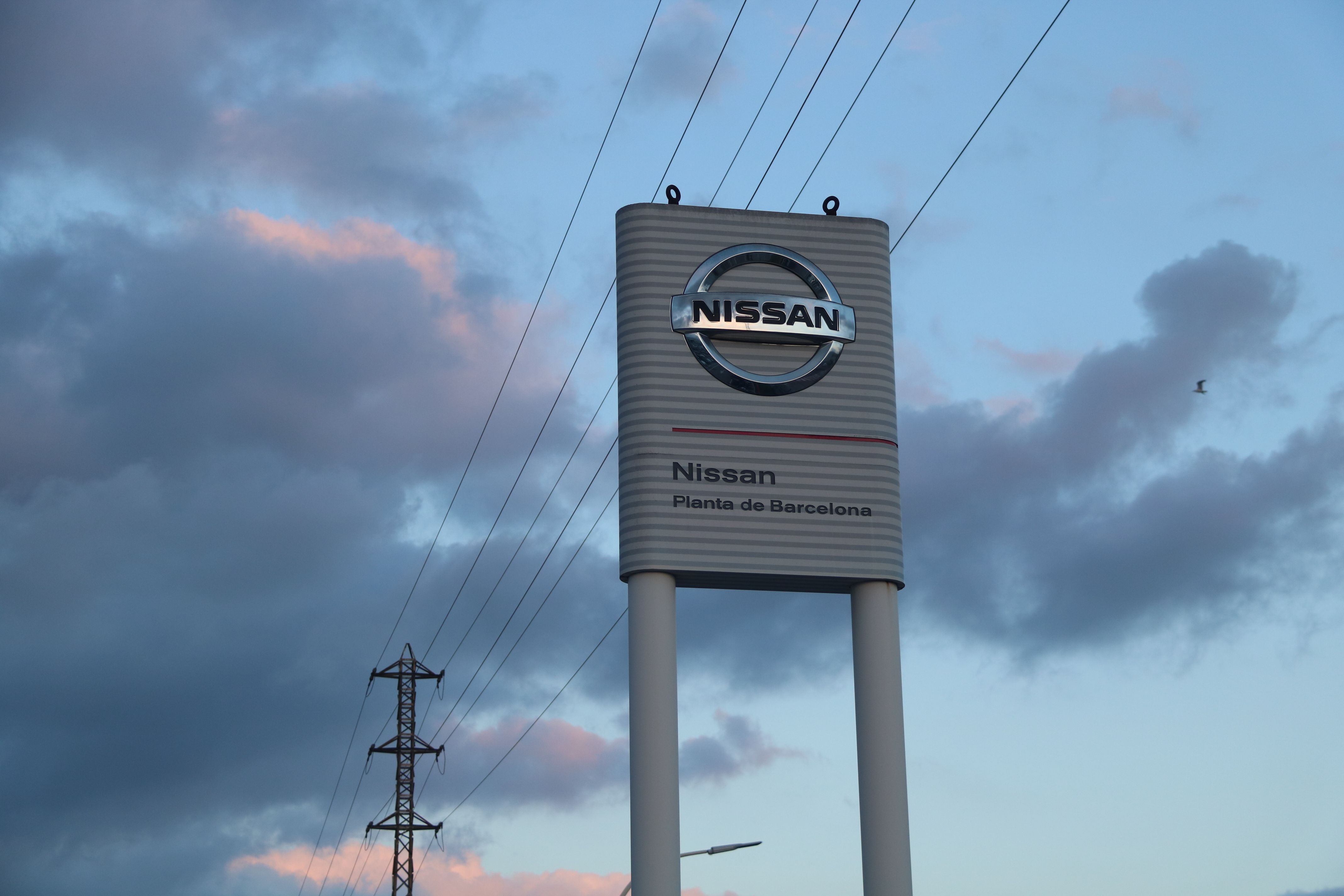 El logotip de Nissan a l'entrada de la planta de l'empresa a la Zona Franca | Aina Martí (ACN)