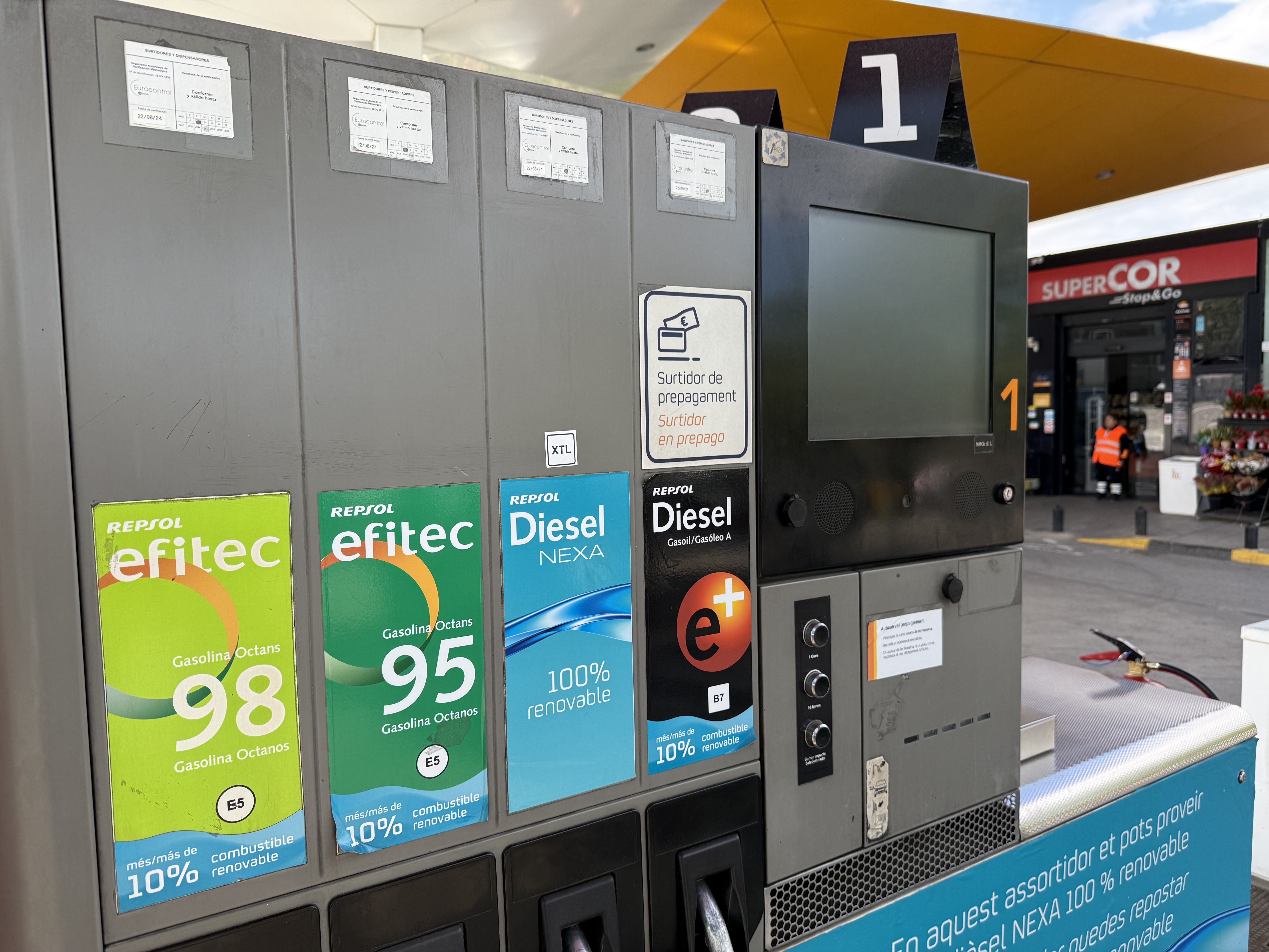 Pantalla apagada d'un sortidor de gasolina | ACN