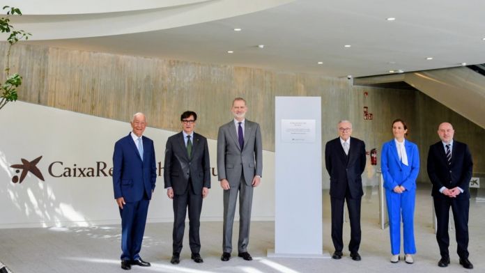 D'esquerra a dreta: l'expresident de Portugal, Marcelo Rebel de Sousa, el president de la Generalitat, Salvador Illa, el rei Felip VI, el president de la Fundació 