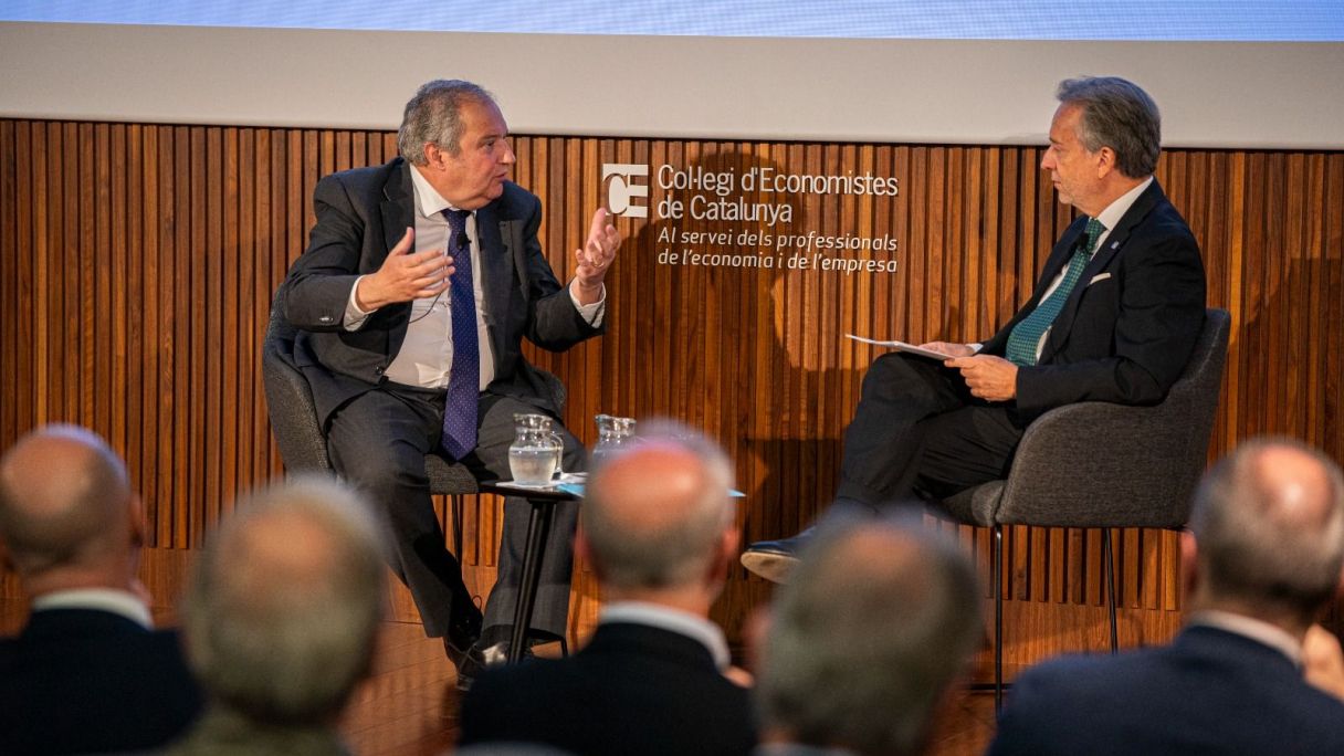 El ministre espanyol d'Indústria i Turisme, Jordi Hereu, i el degà del Col·legi d'Economistes, Carlos Puig de Travy | Cedida pel Col·legi d'Economistes de Catalunya