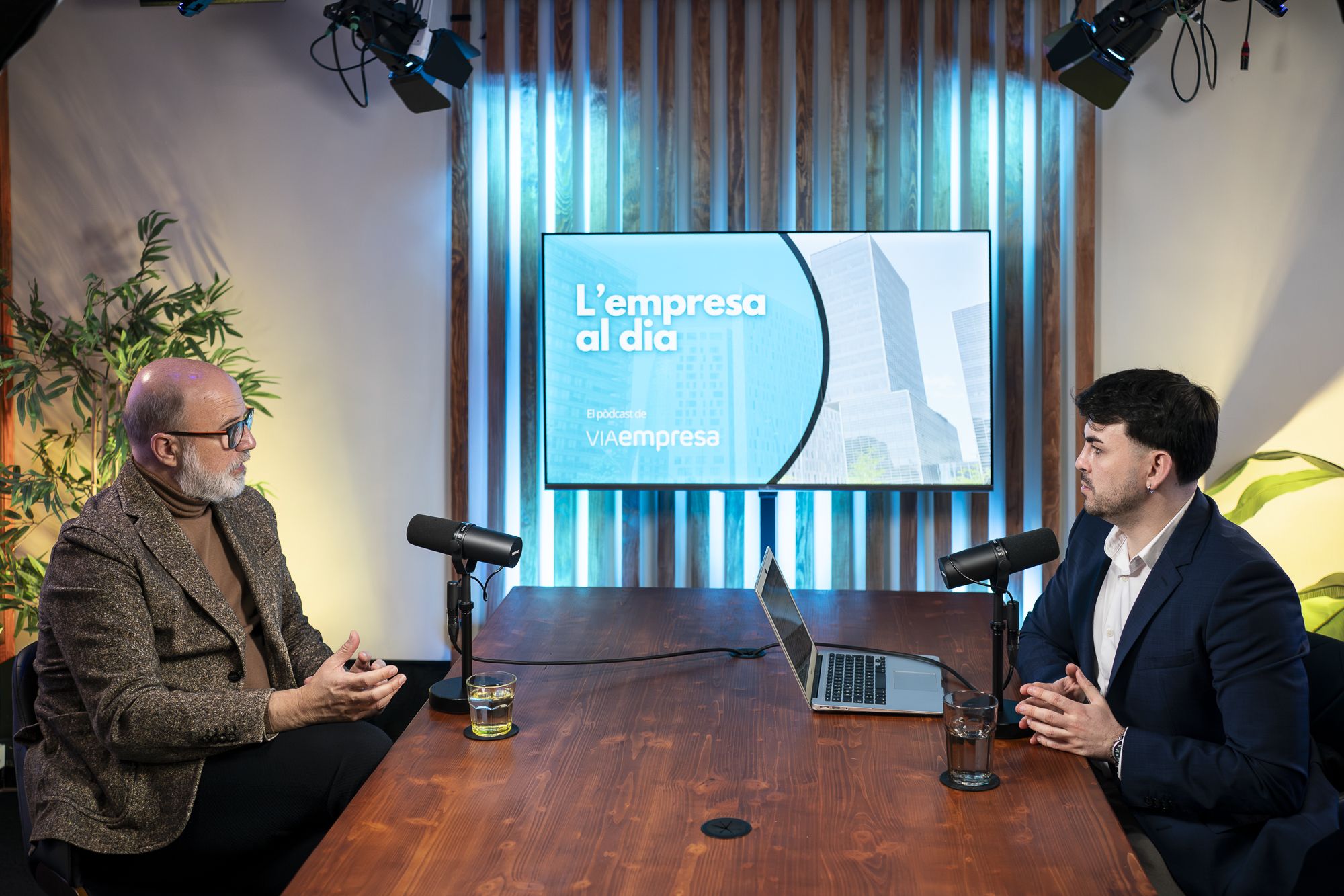 Jordi Urbea i Carlos Rojas durant l'enregistrament del vuitè episodi de 'L'empresa al dia' | Mireia Comas