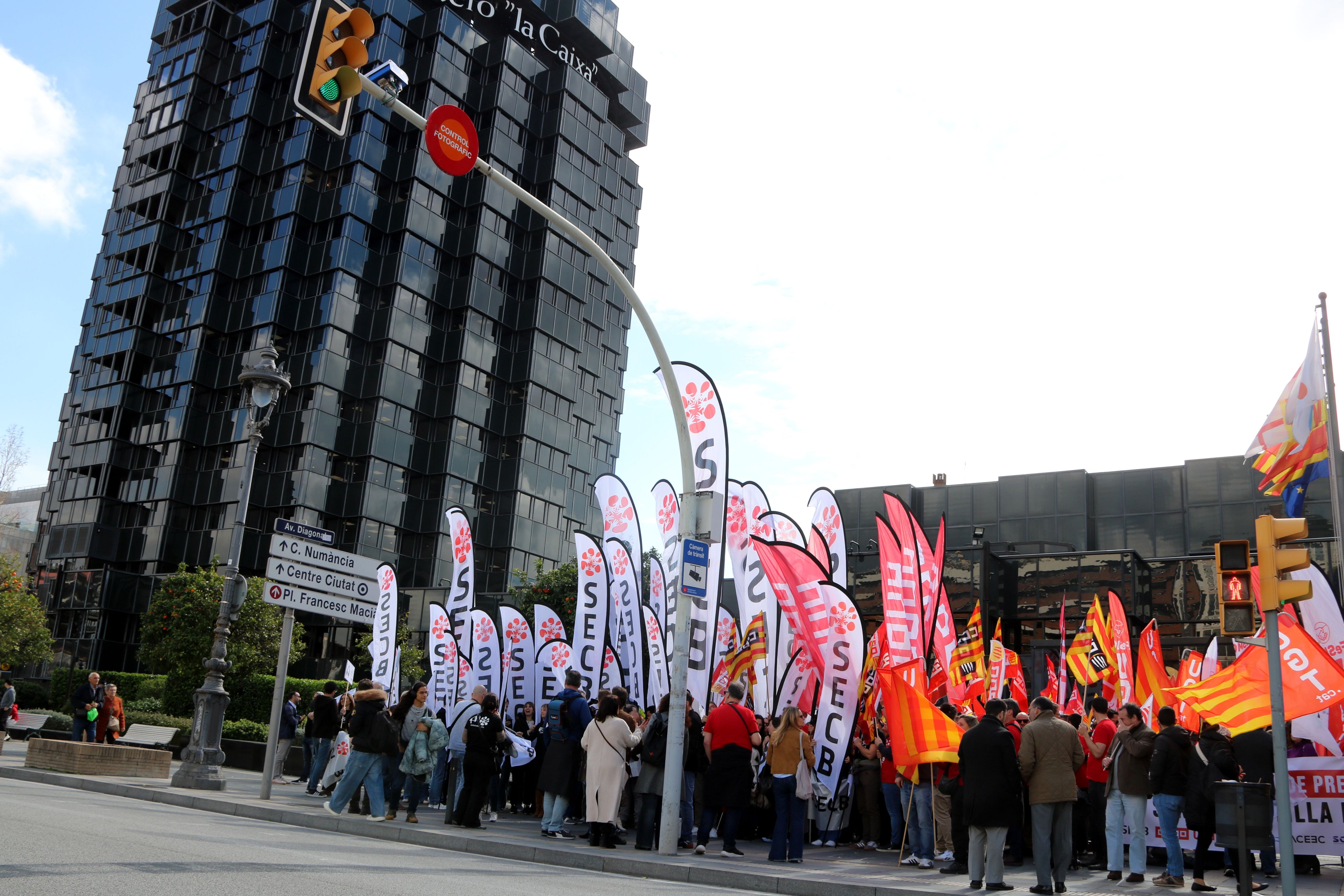 Els sindicats de CaixaBank protesten davant la seu central per denunciar la "pressió comercial asfixiant" | Jordi Bataller (ACN)
