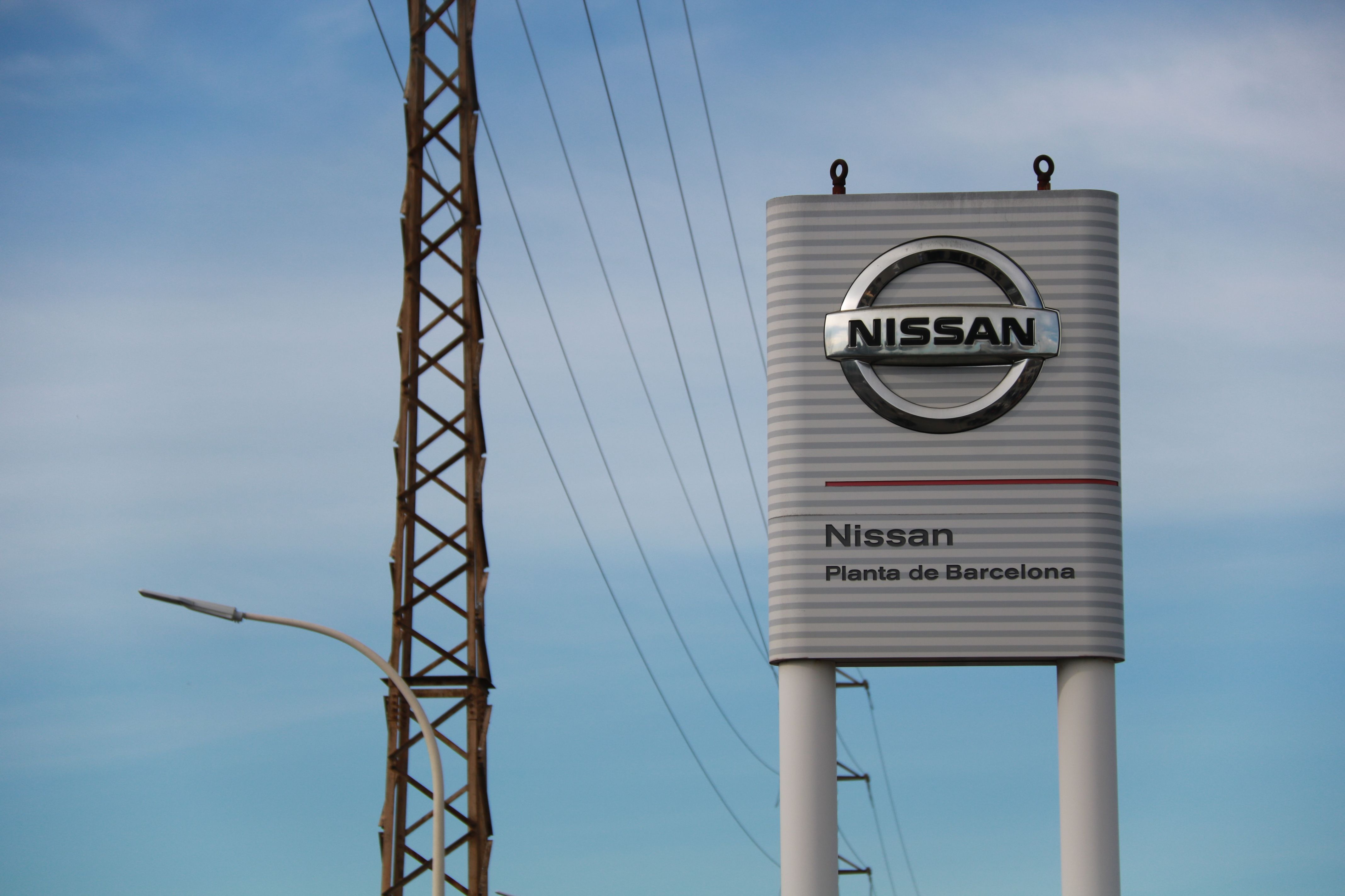 Plano cerrado del logo de Nissan que aparece en una de las entradas de la planta de la Zona Franca de Barcelona | Albert Cadanet (ACN)