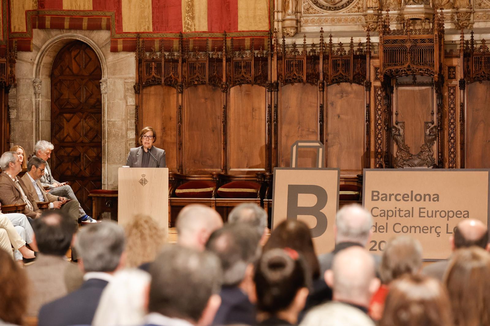 La cinquena tinenta d'alcaldia de Promoció Econòmica, Raquel Gil, durant la seva intervenció al Saló de Cent | Cedida