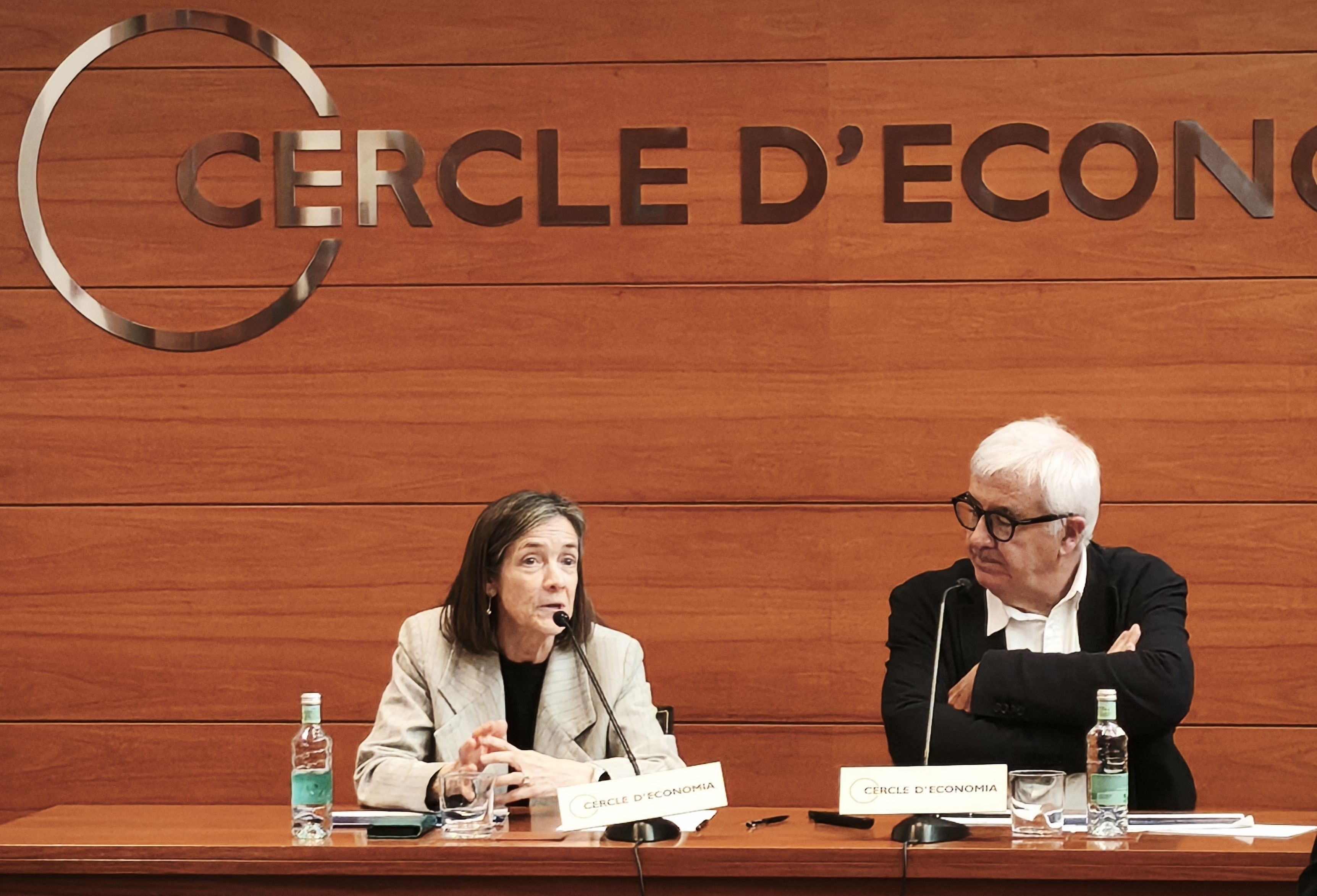 La presidenta del Cercle d'Economia, Teresa Garcia-Milà, y el director general, Miquel Nadal, durante la rueda de prensa de presentación de la 41a Reunión del Cercle d'Economia | Cedida