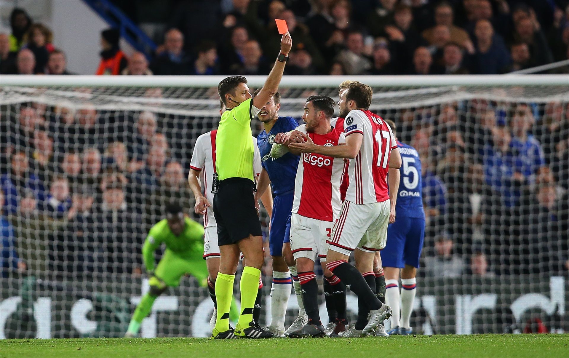 L'àrbitre Gianluca Rocchi, en un Chelsea - Ajax | Europa Press