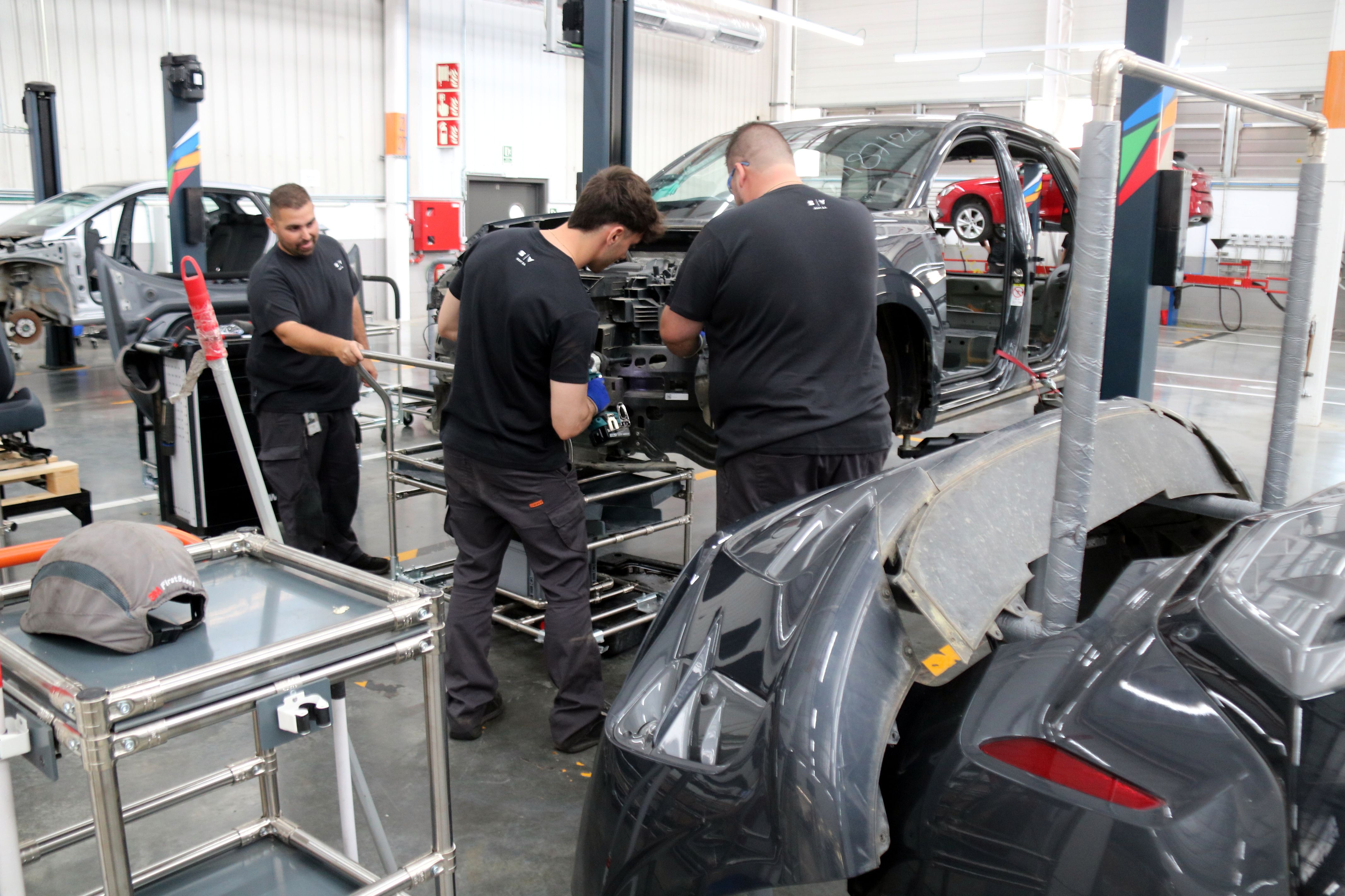 Operaris d'una planta desmuntant un vehicle | Àlex Recolons (ACN)