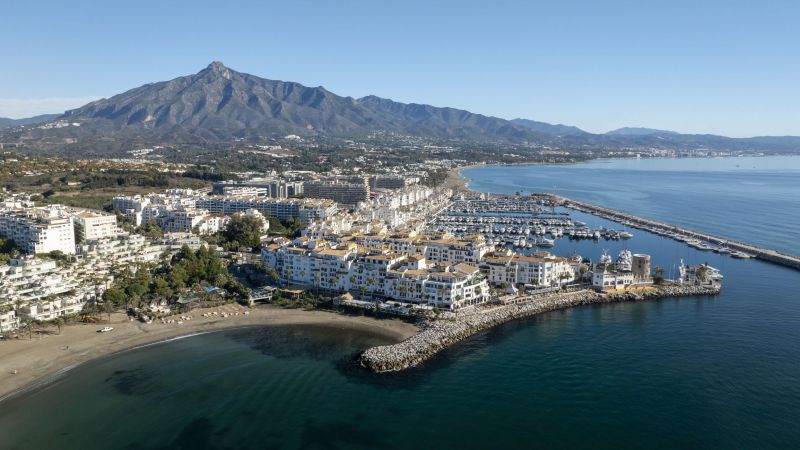 Vista de Puerto Banús en la costa de Marbella, Andalucía | iStock