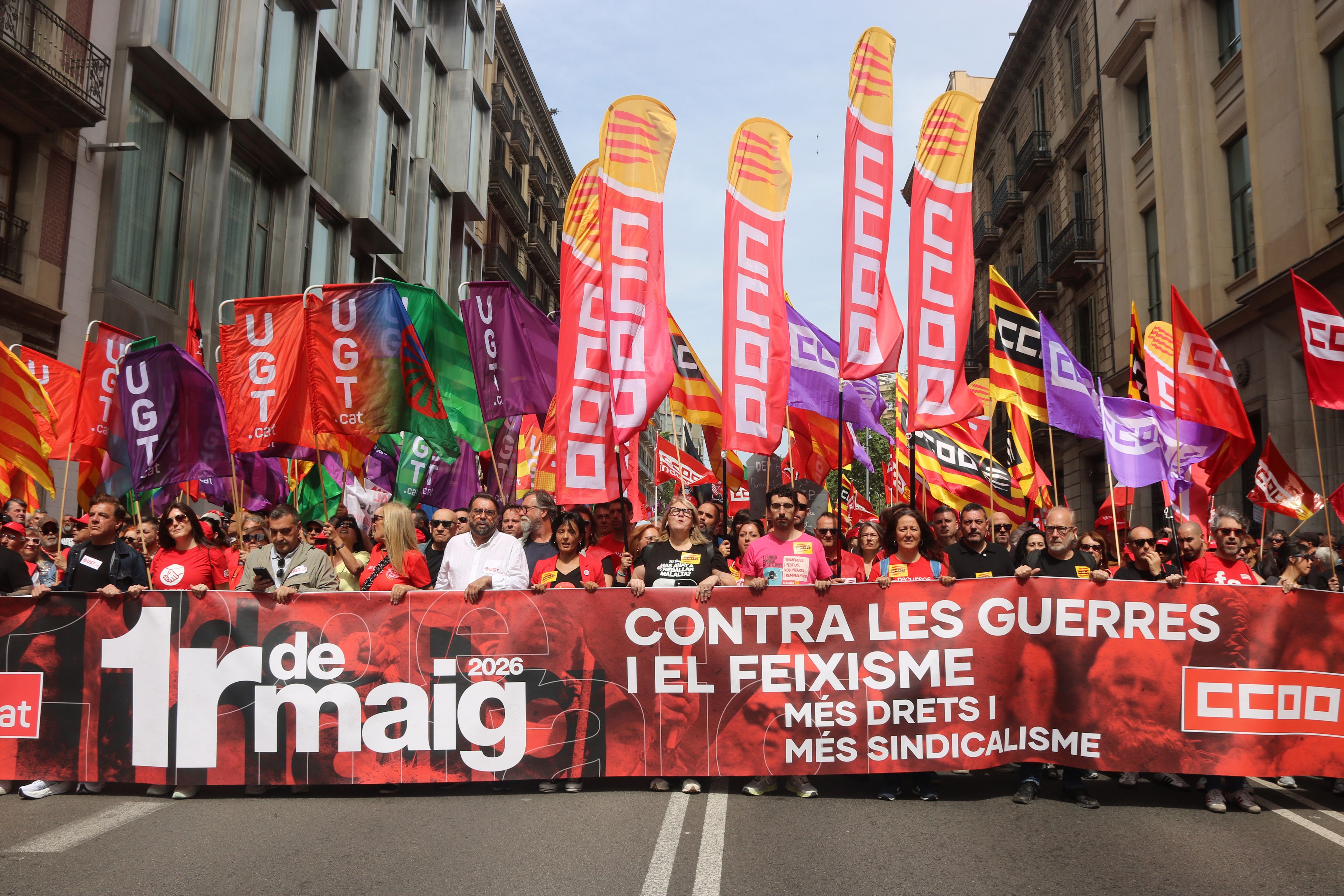 Capçalera de la manifestació del Primer de Maig convocada pels sindicats CCOO i UGT sota el lema 'Contra les guerres i el feixisme, més drets i més sindicalisme' | Maria Asmarat (ACN)