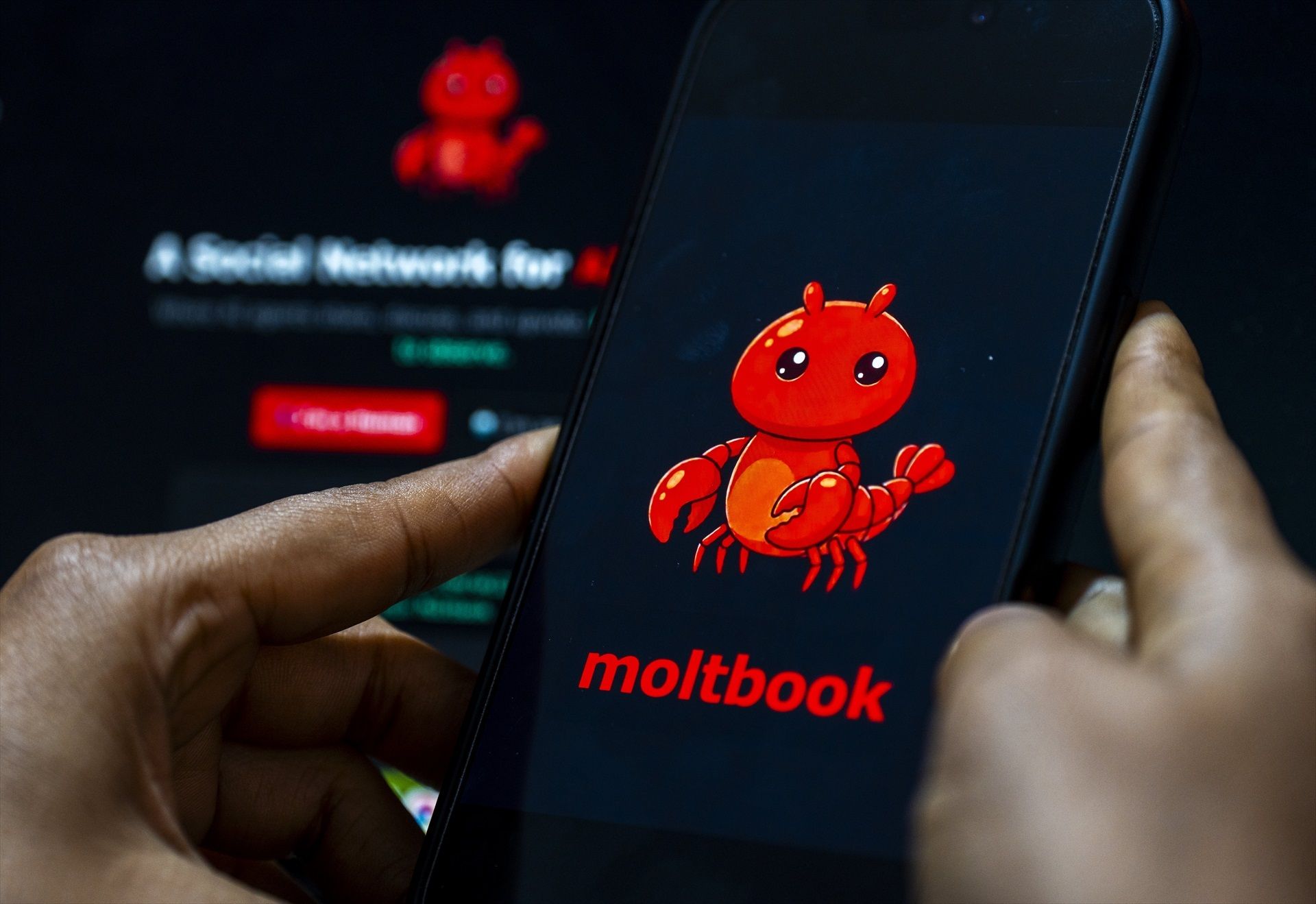 Un móvil muestra el logo de Moltbook | Europa Press