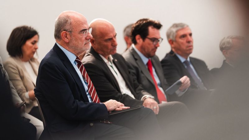 De izquierda a derecha, Jaume Duch, consejero de Unión Europea y Acción Exterior de la Generalitat; Jaume Baró, consejero de Empresa y Competitividad y consejero delegado de Acción; y José Vicente de los Mozos, CEO de Indra | @exteriorscat