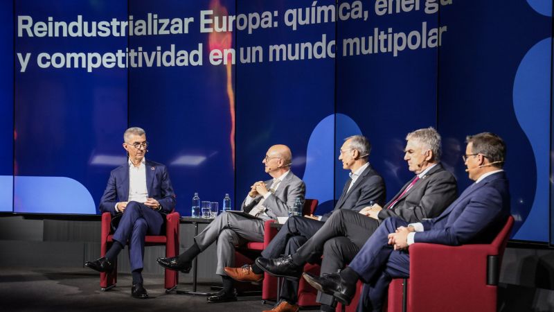 Ponents de la taula rodona 'Reindustrialitzar Europa: química, energia i competitivitat en un món multipolar' | Cedida