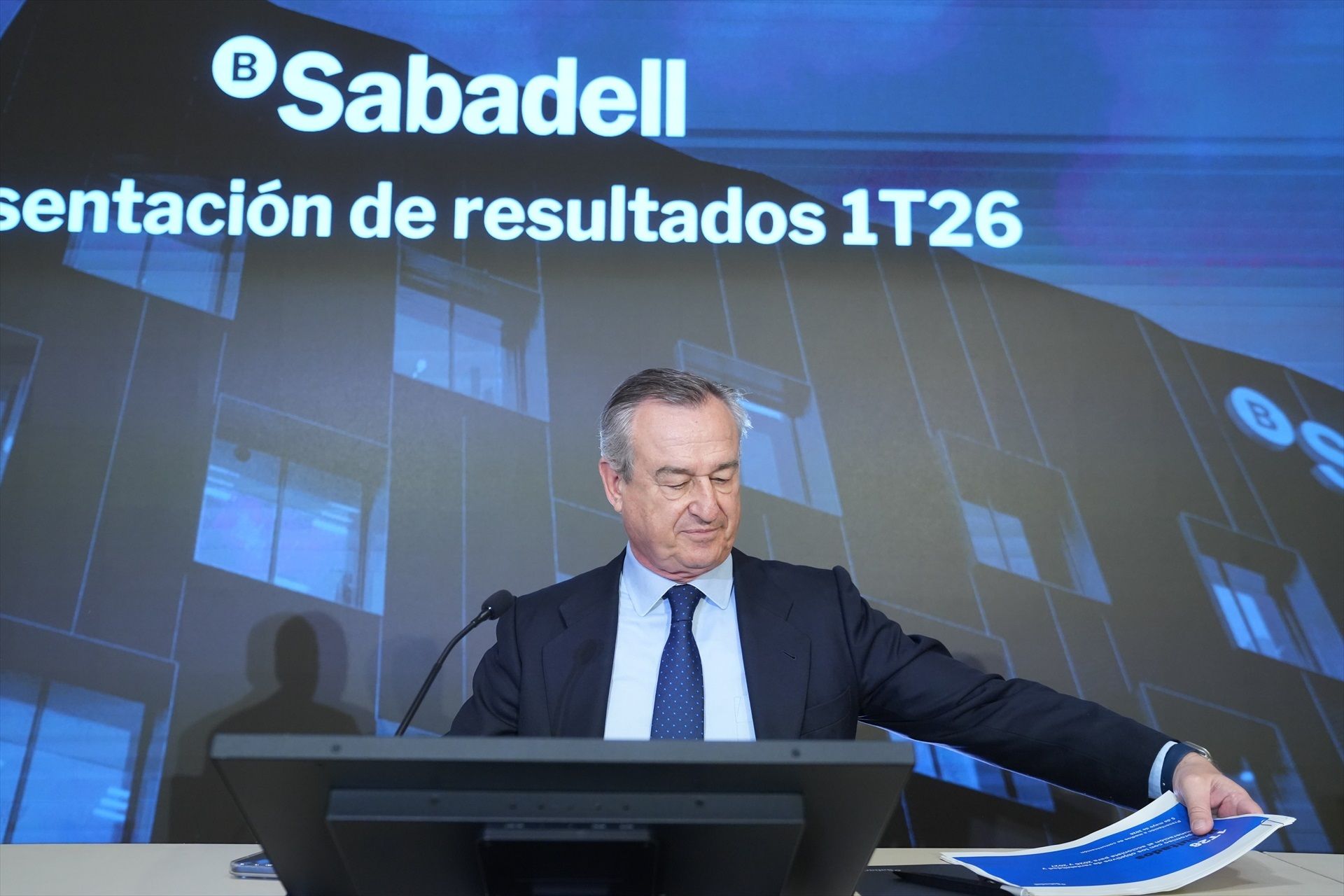 El conseller delegat de Banc Sabadell, César González-Bueno, durant una roda de premsa, a l'Auditori Banc Sabadell | David Zorrakino (Europa Press)