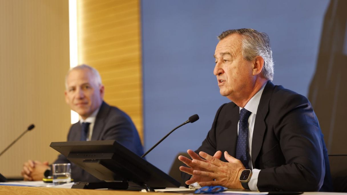 Sergio Palavecino, director financiero del Banco Sabadell, y César González-Bueno, CEO del Sabadell, durante la presentación de resultados trimestral del banco catalán | Cedida por el Banco Sabadell