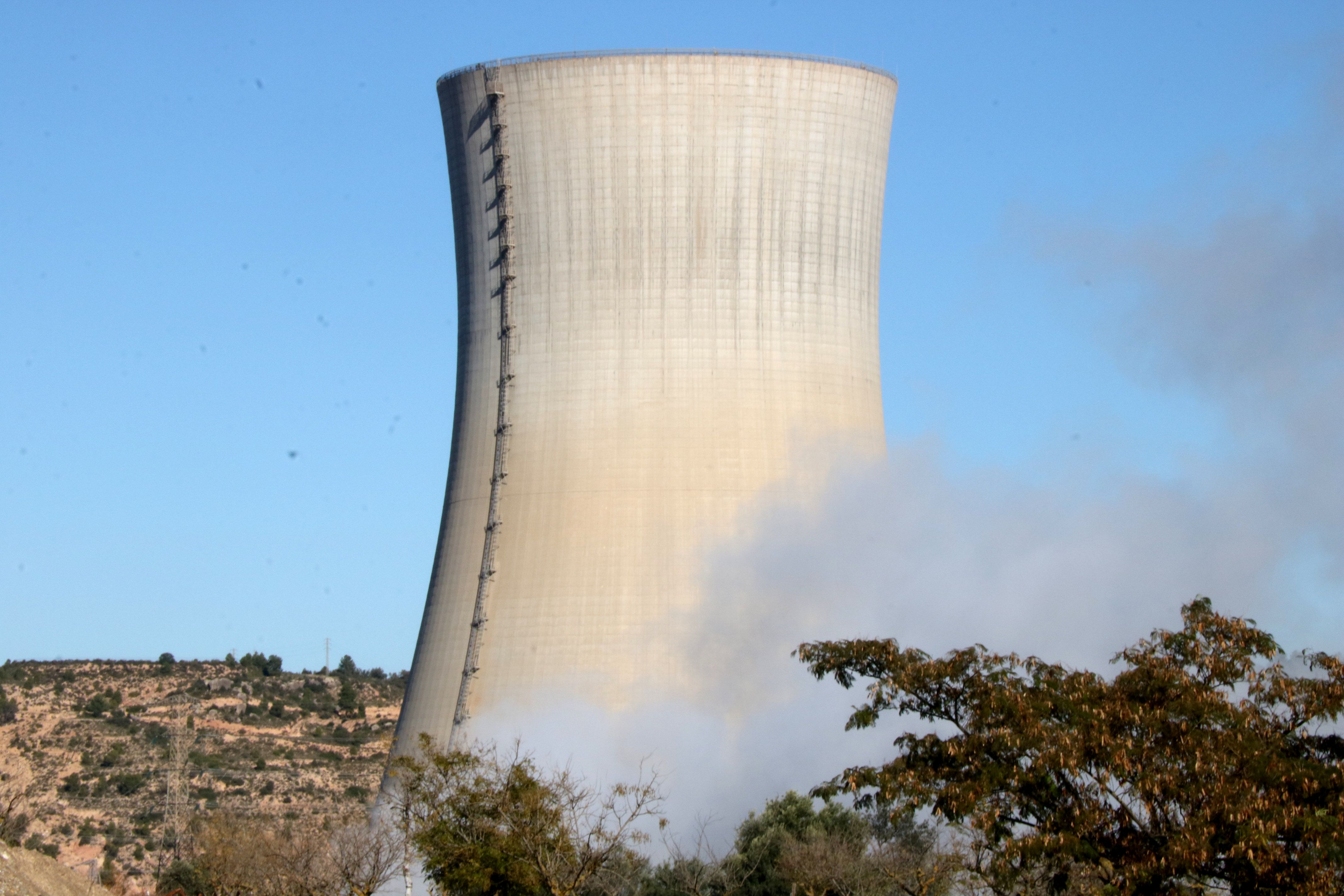 La torre de refrigeración de tiro natural de la central de Ascó | Jordi Marsal (ACN)