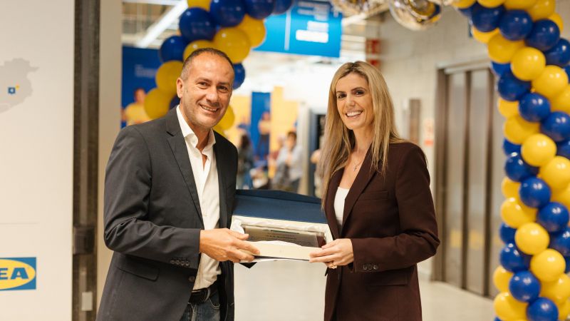 Cristina Agüera, primera tinenta d’alcaldia de l’Ajuntament de Badalona, lliura una placa commemorativa a Valerio Valentí, director d’Ikea a Catalunya, com a reconeixement als 30 anys d’Ikea a la ciutat | Cedida