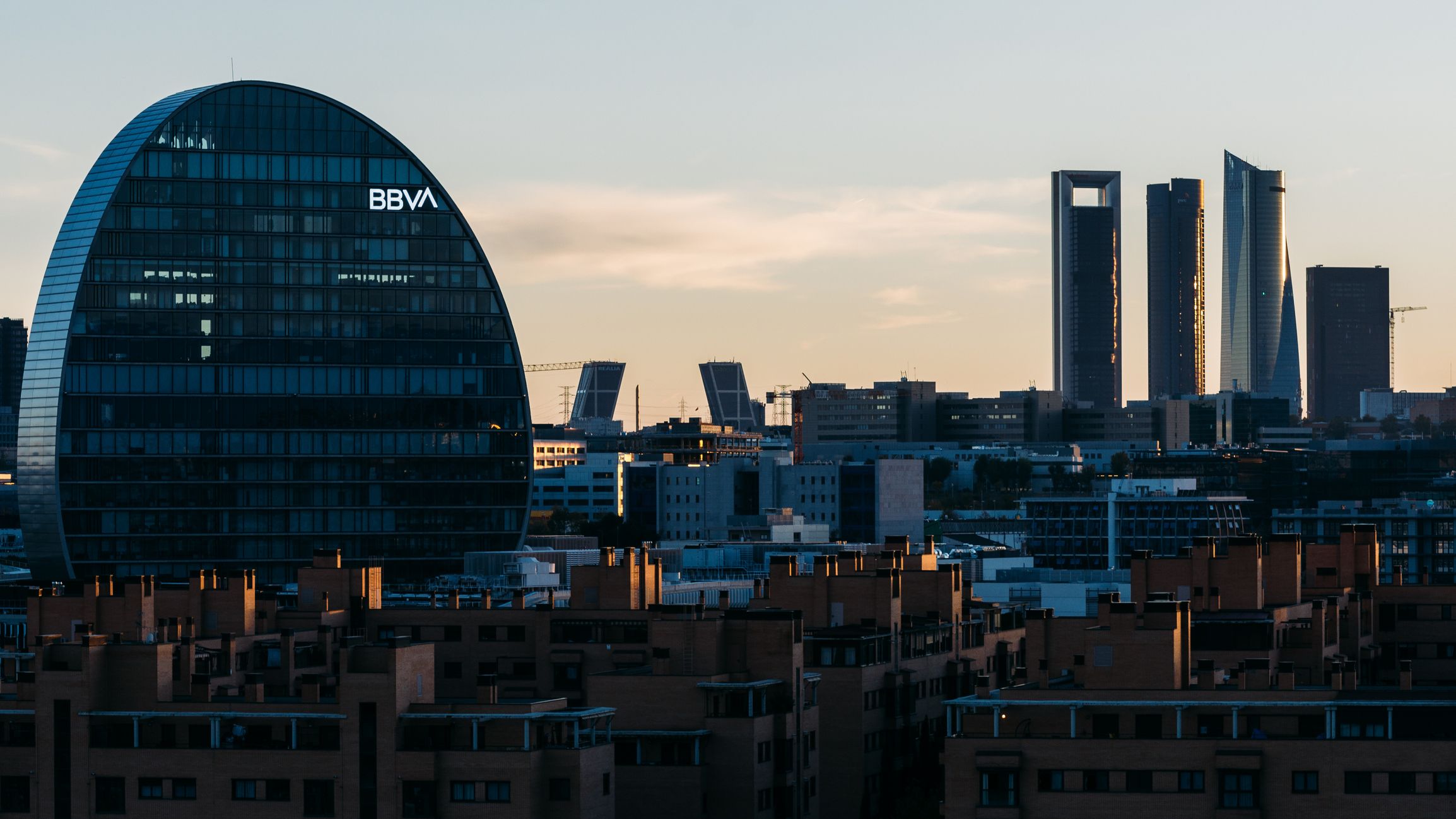 Vista de l'horitzó de Madrid amb el barri residencial les Taules, l'edifici d'oficines del BBVA i el districte financer de Cuatro Torres cap al tard | iStock