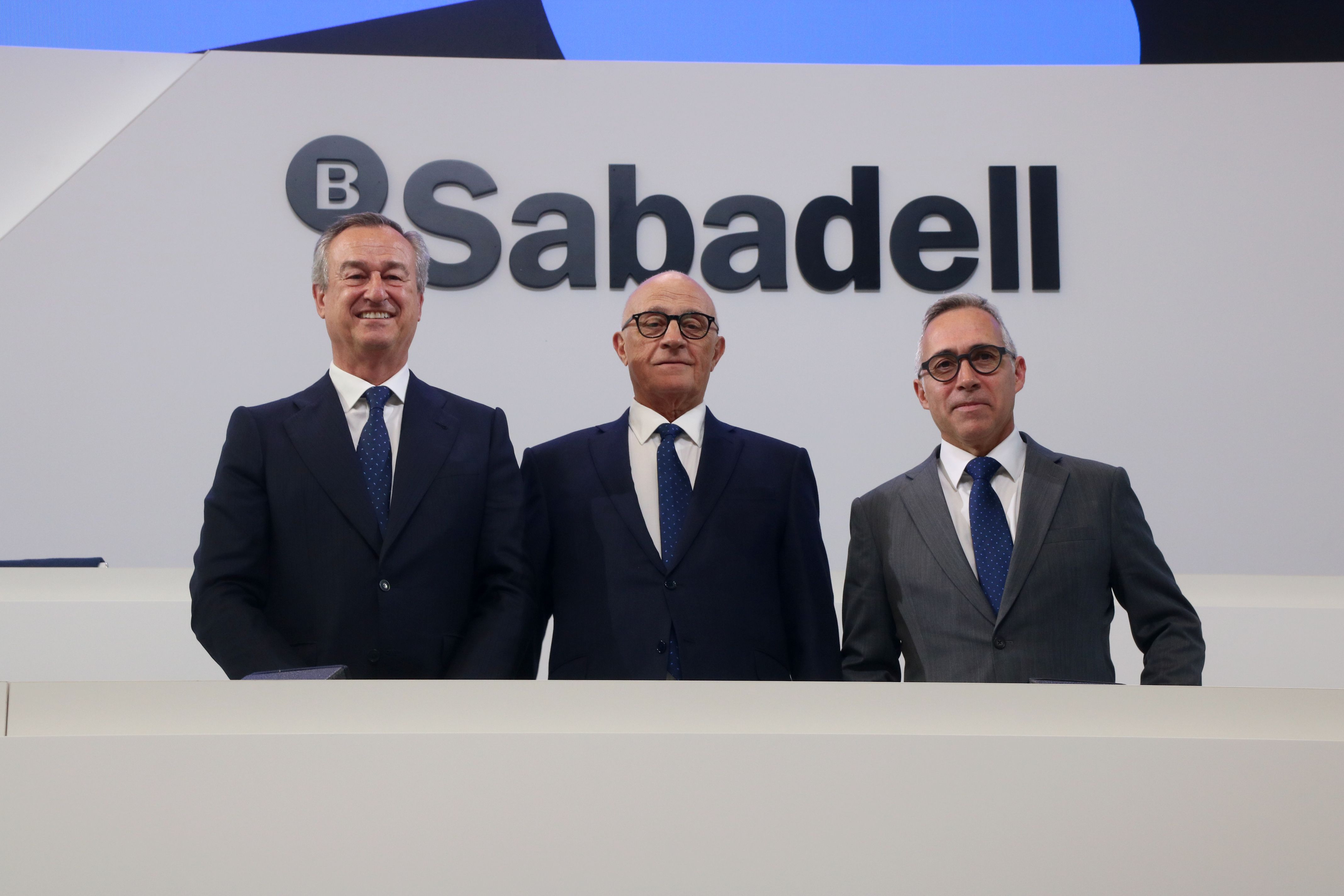 L'exconseller delegat del Banc Sabadell, César González-Bueno; el president, Josep Oliu, i el nou CEO, Marc Armengol, durant la junta d'accionistes de l'entitat vallesana | Maria Asmarat (ACN)