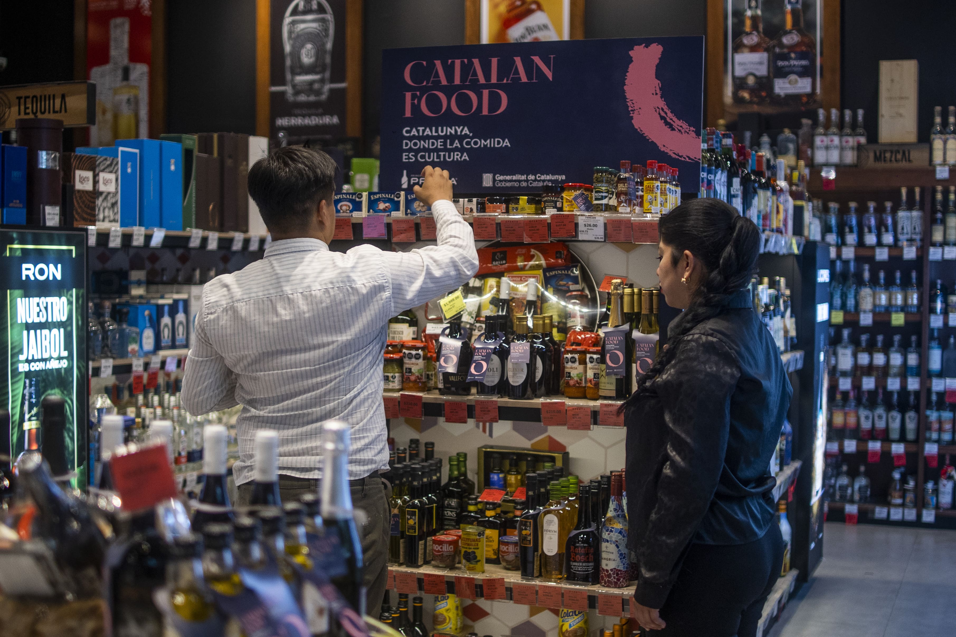 Dues persones seleccionen productes catalans a l'estand de Catalan Food PRISSA | Cedida